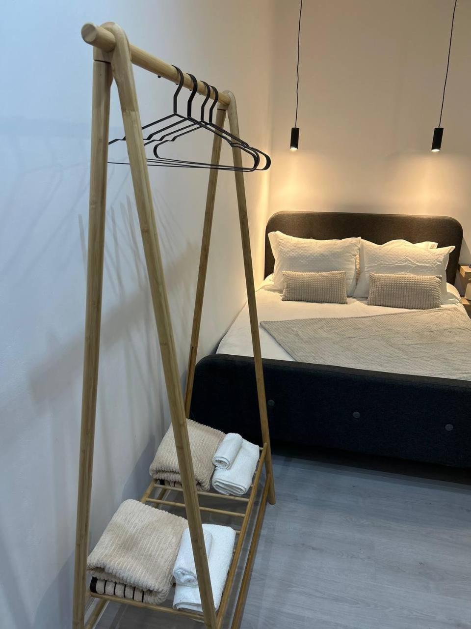 Pirotska Modern Room