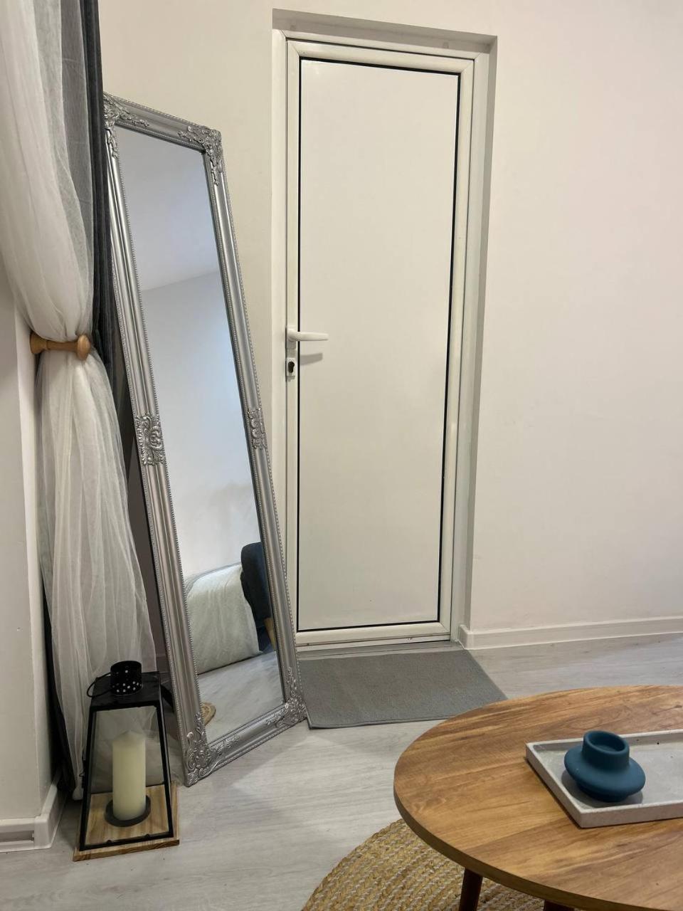 Pirotska Modern Room