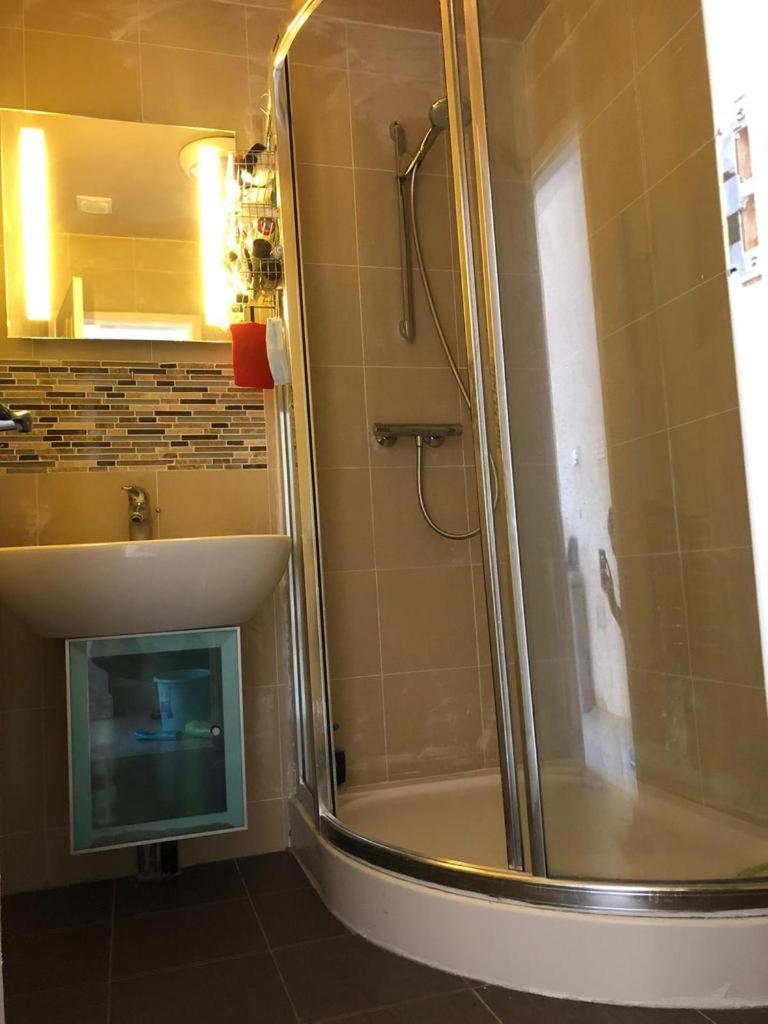 Nicely furnished 2 Bedroom Property Independent with Parking view 2