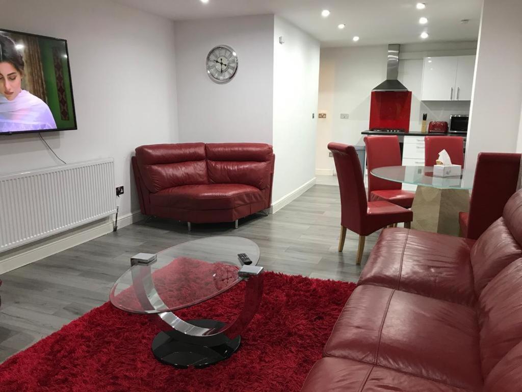 Nicely furnished 2 Bedroom Property Independent with Parking view 3