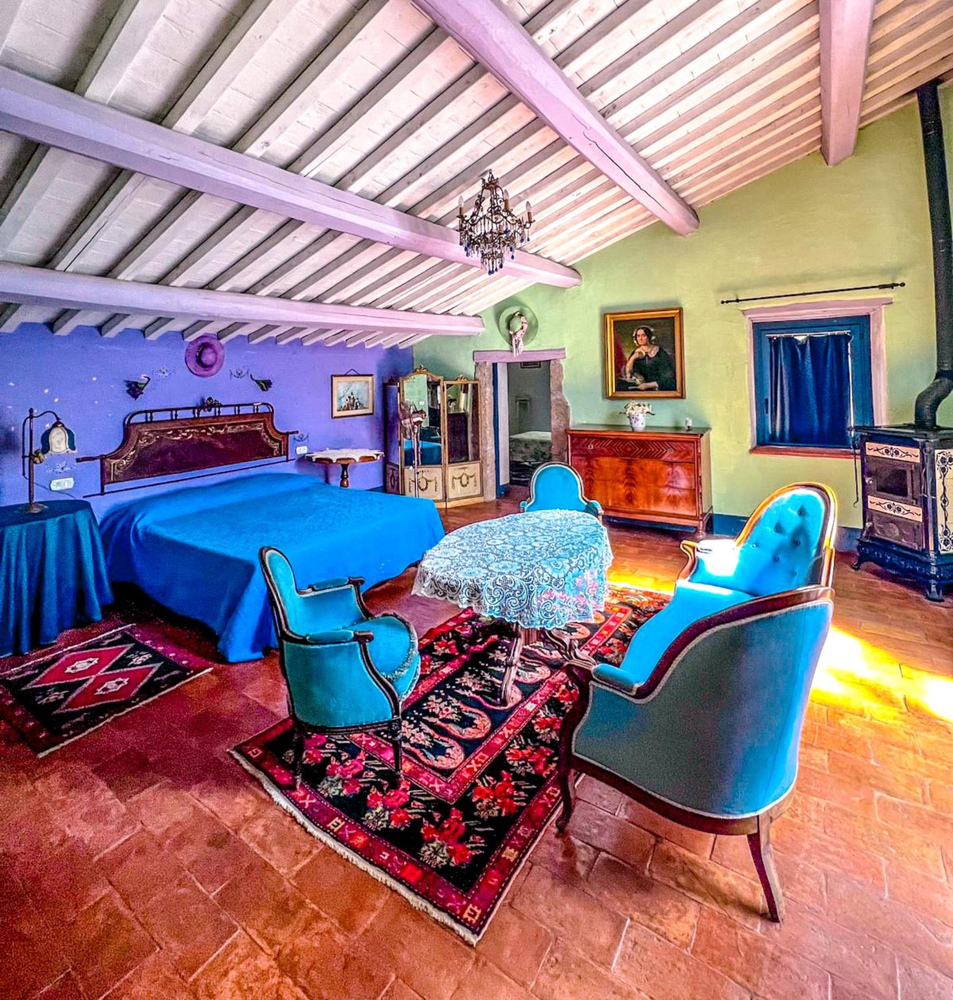 Madeleine: Luxury Villa in Italy