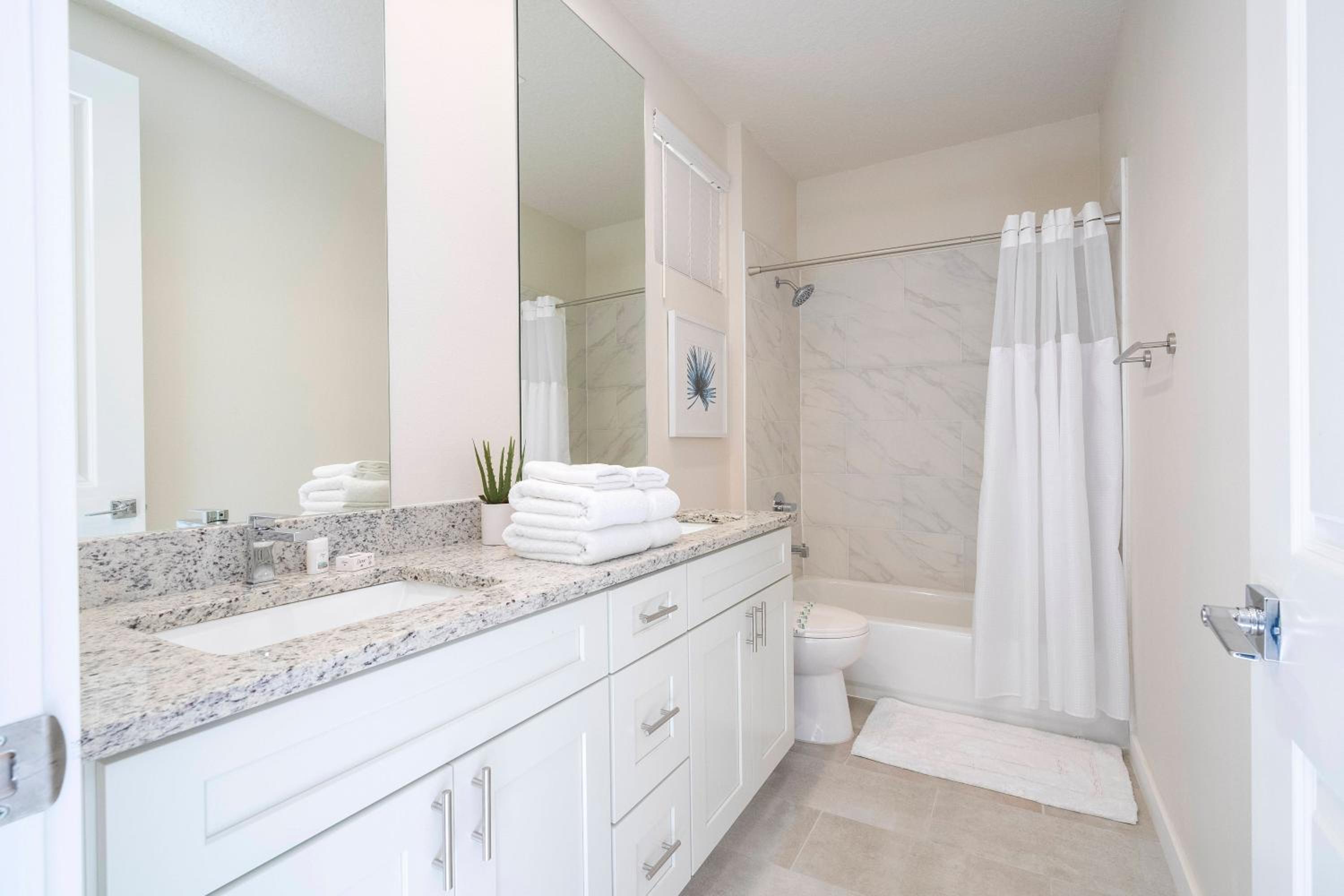 5 min to Disney NEW Upscale 5 Suites Villa