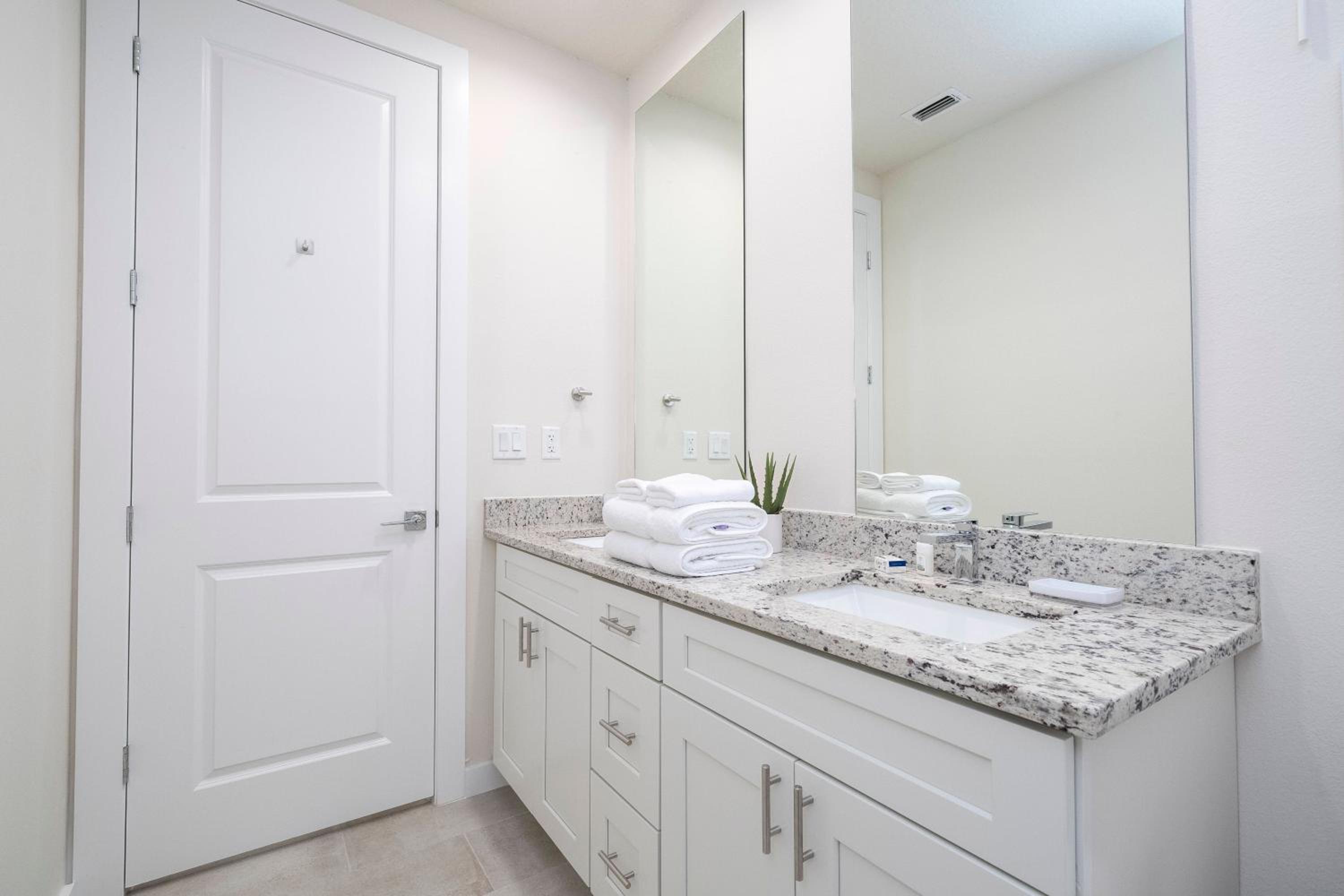 5 min to Disney NEW Upscale 5 Suites Villa