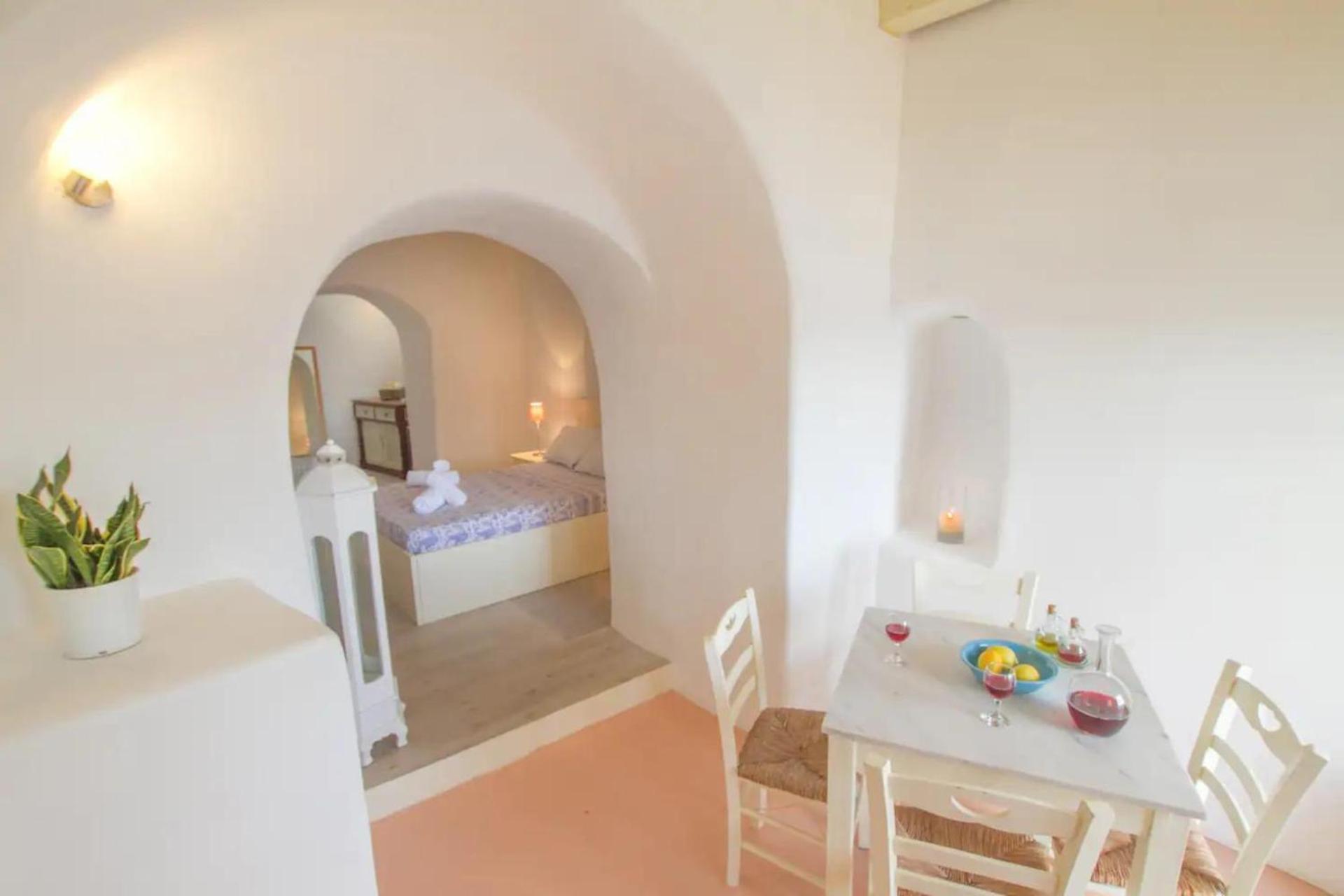 Luxury cave at Oia, Greece photo 2