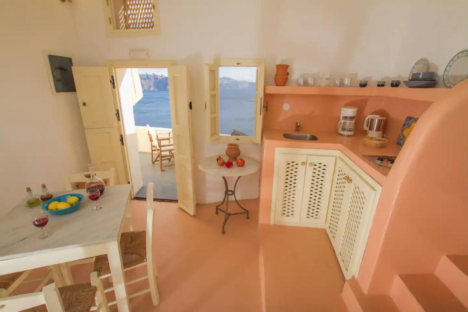 Luxury cave at Oia, Greece photo 4