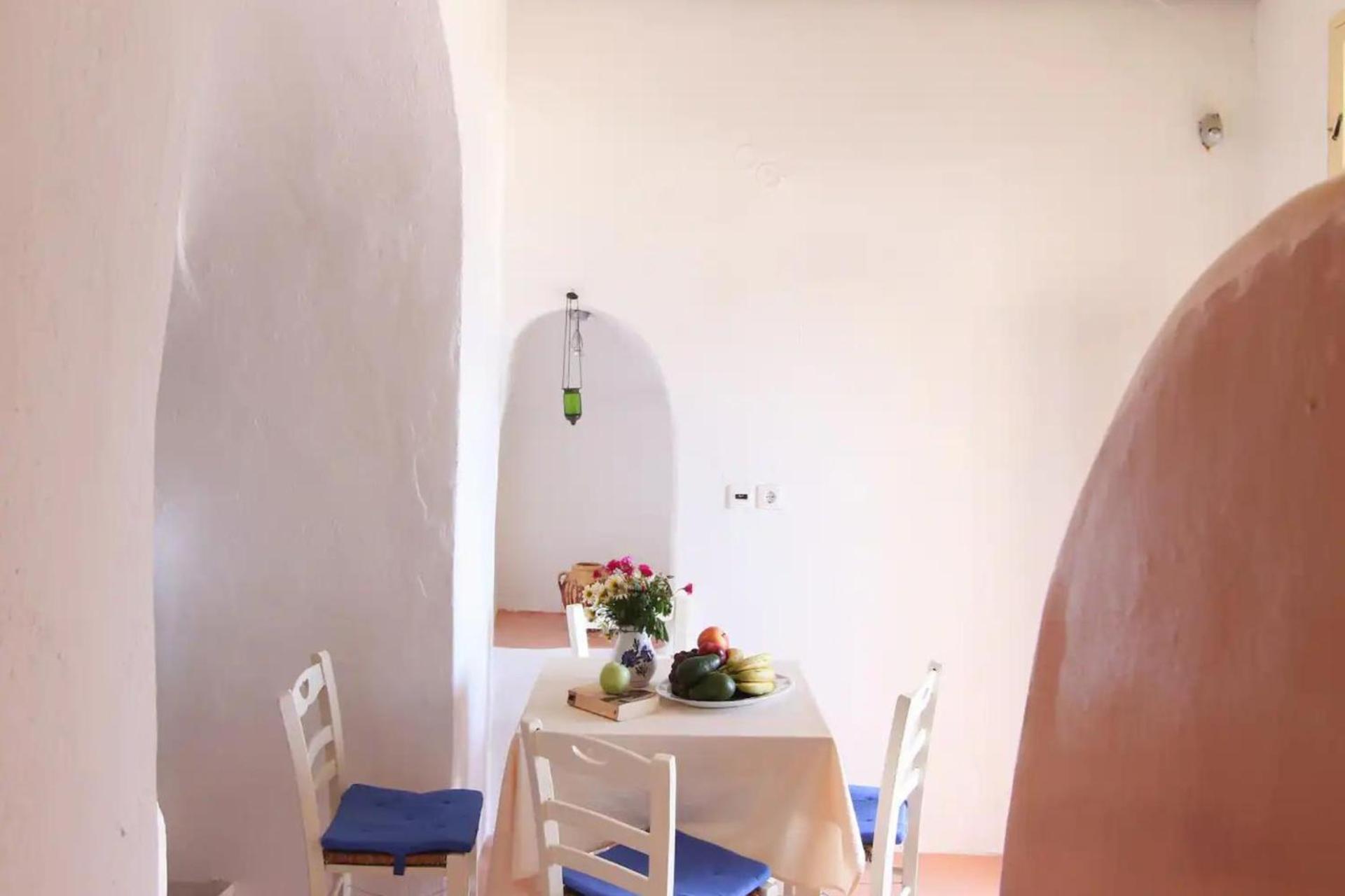 Luxury cave at Oia, Greece photo 3