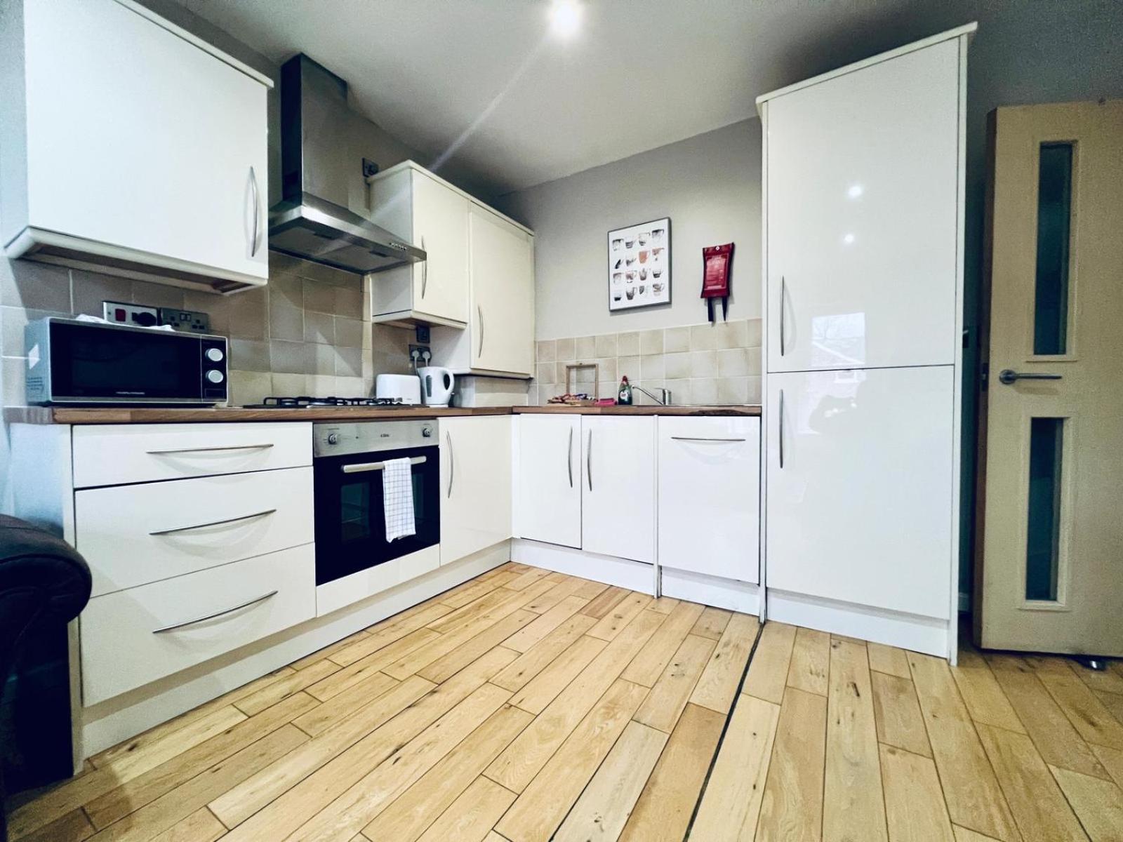 Lovely 3 Dbl Bed (sleeps upto 6) close to centre. view 2
