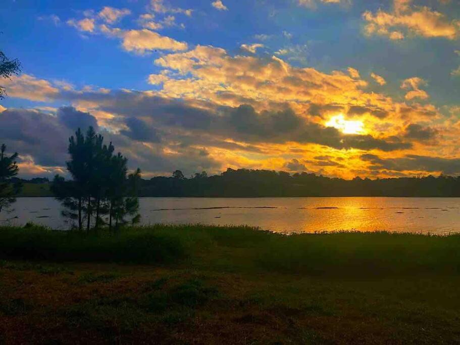 Casa de Campo em condômino Fechado.