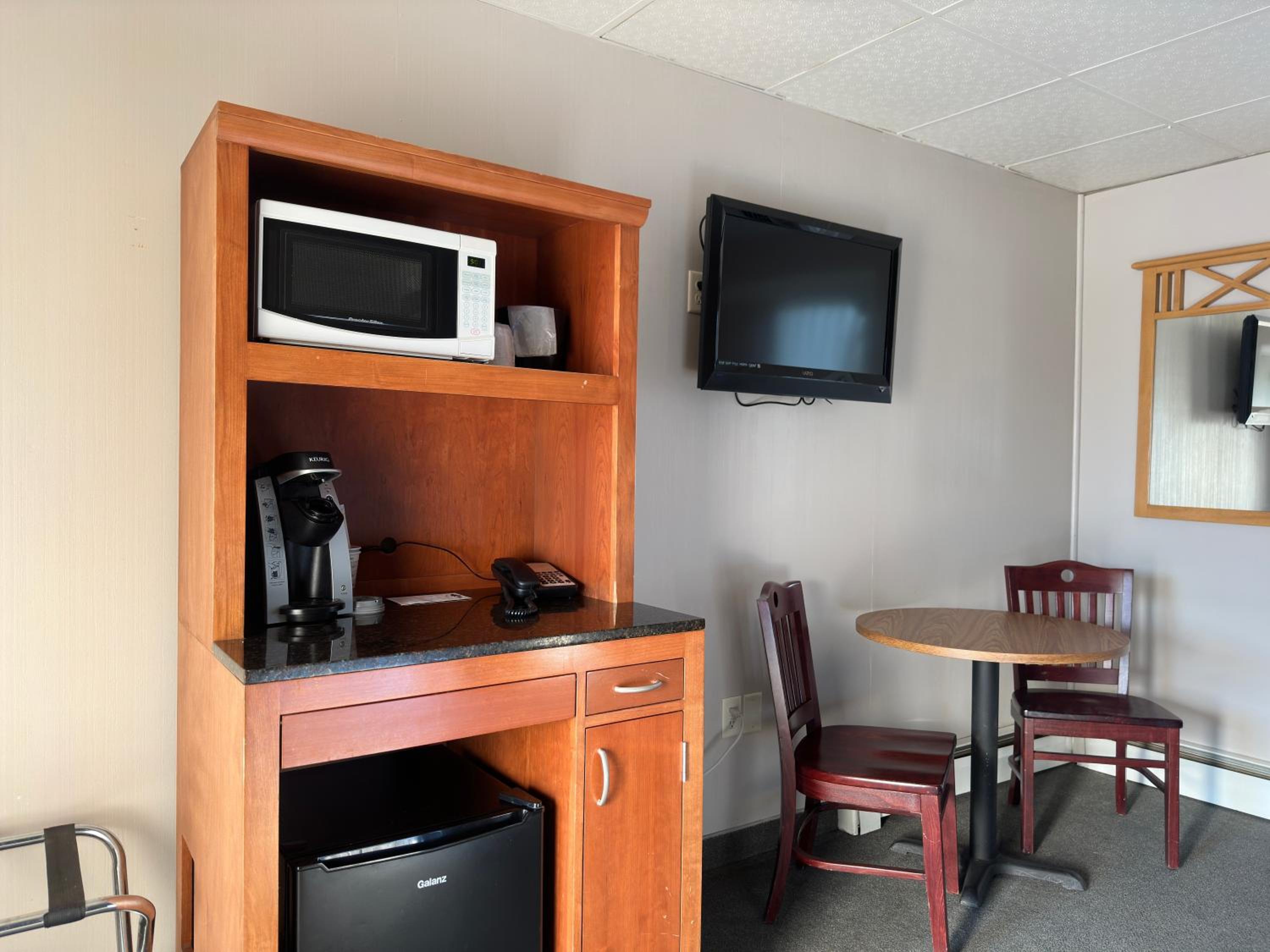 Colonial Valley Motel