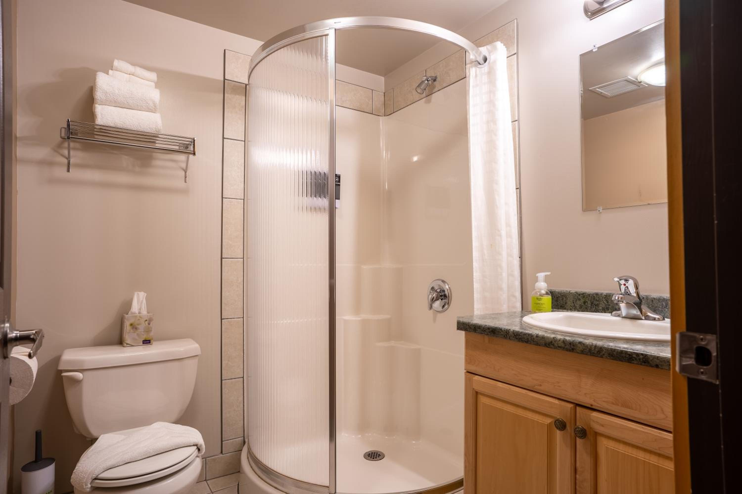 Golden Vacations - Basecamp Lodge Golden - Property Image 5