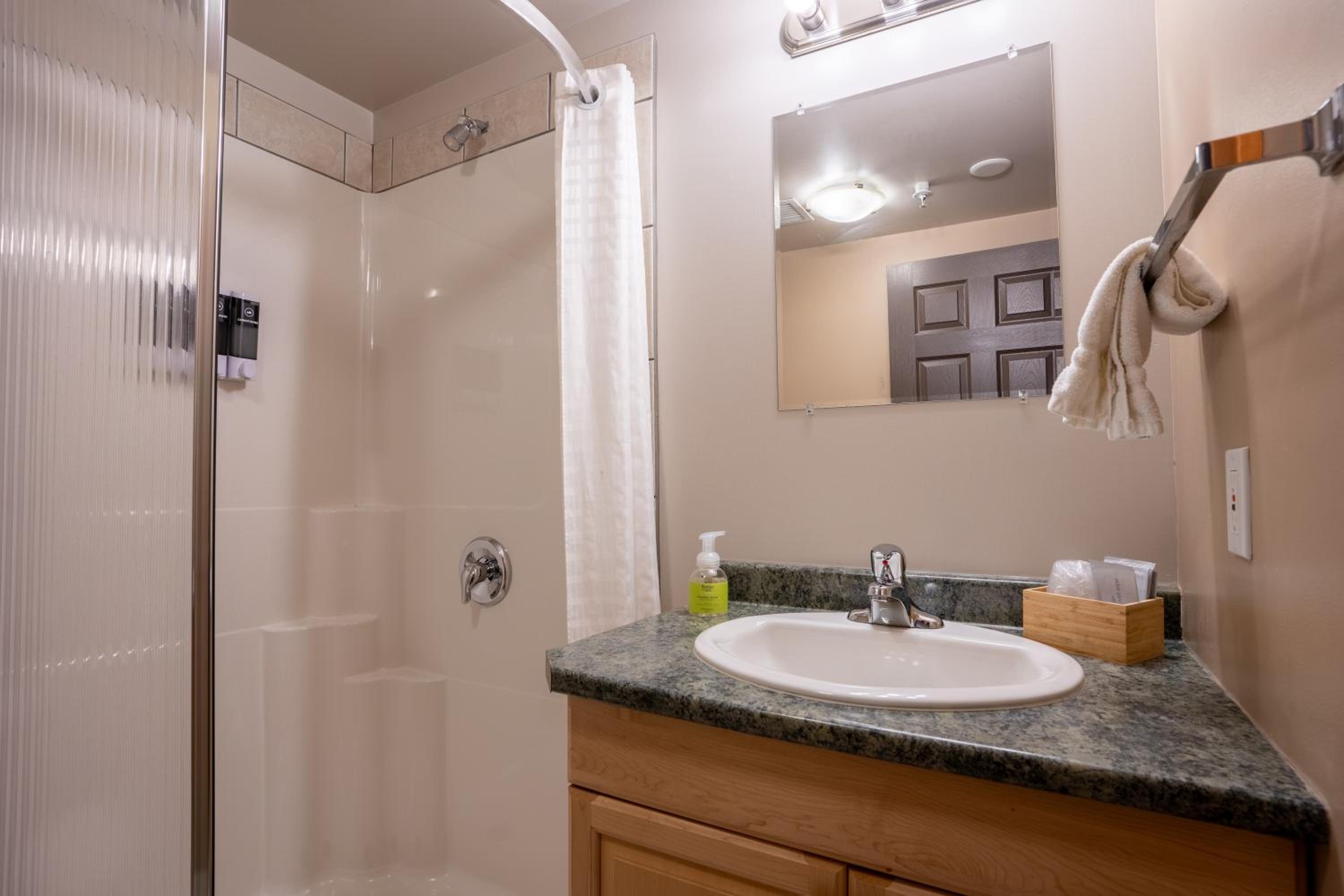 Golden Vacations - Basecamp Lodge Golden - Property Image 17