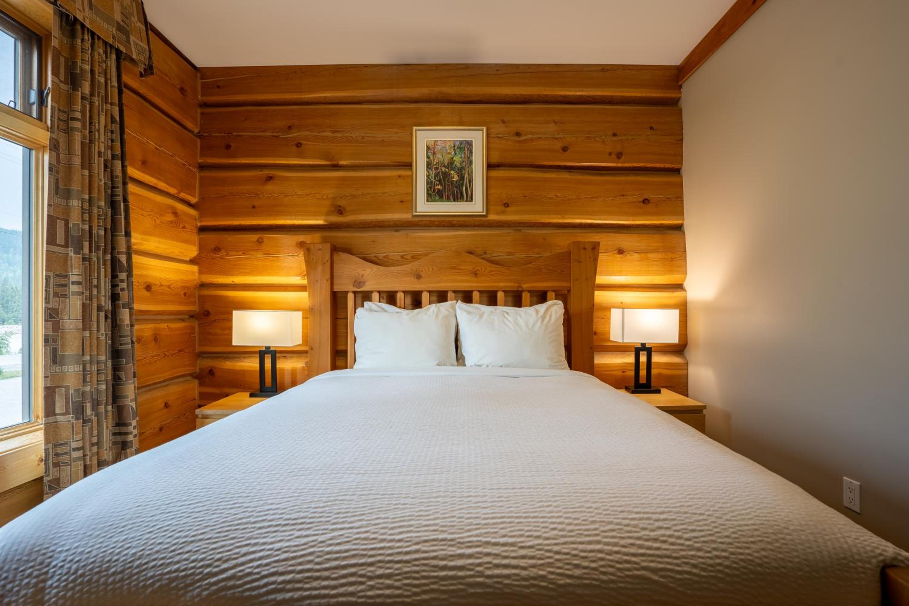 Golden Vacations - Basecamp Lodge Golden - Property Image 3