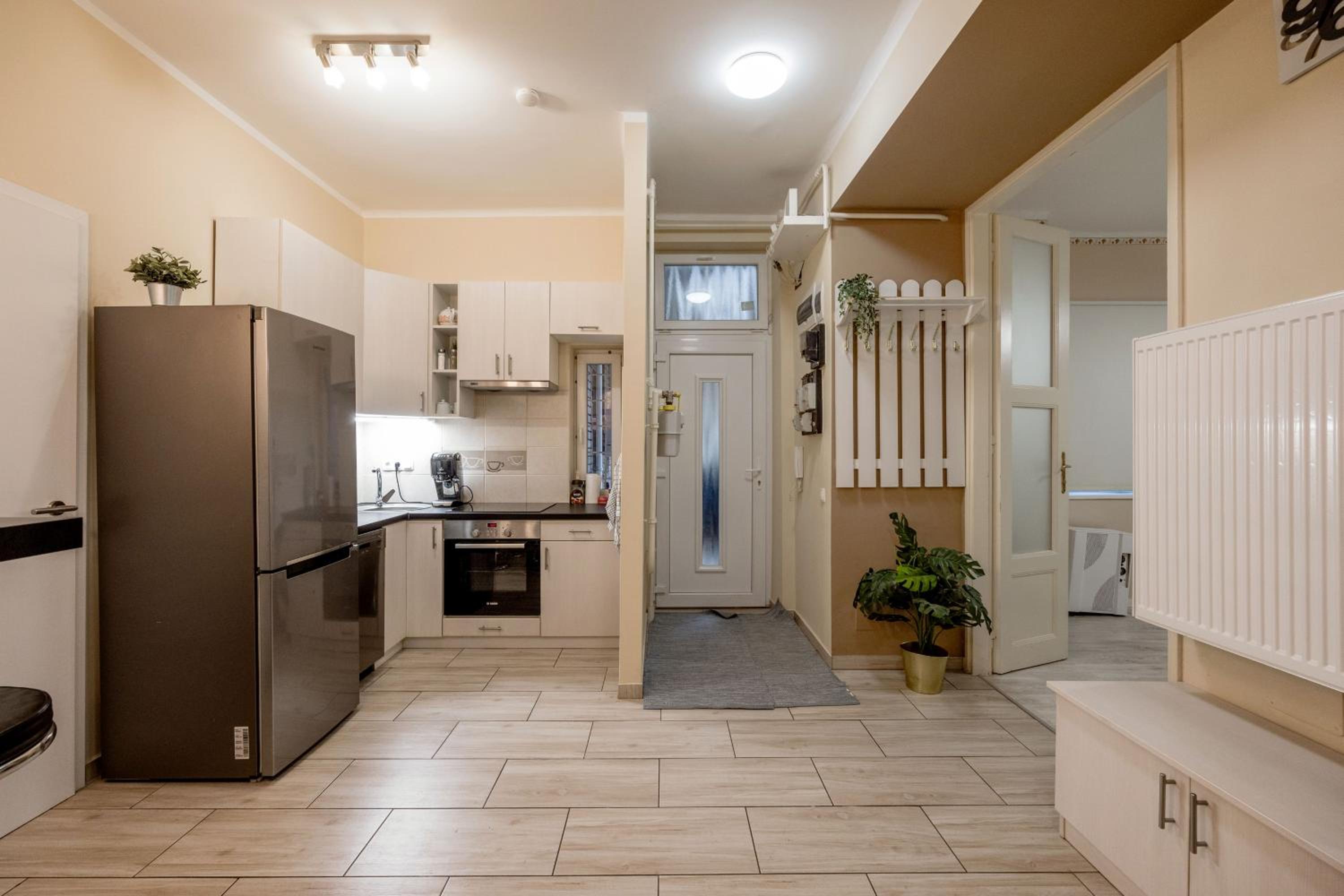 RoomBack Rooms - 2BR Apt with AC near Deak ter view 2