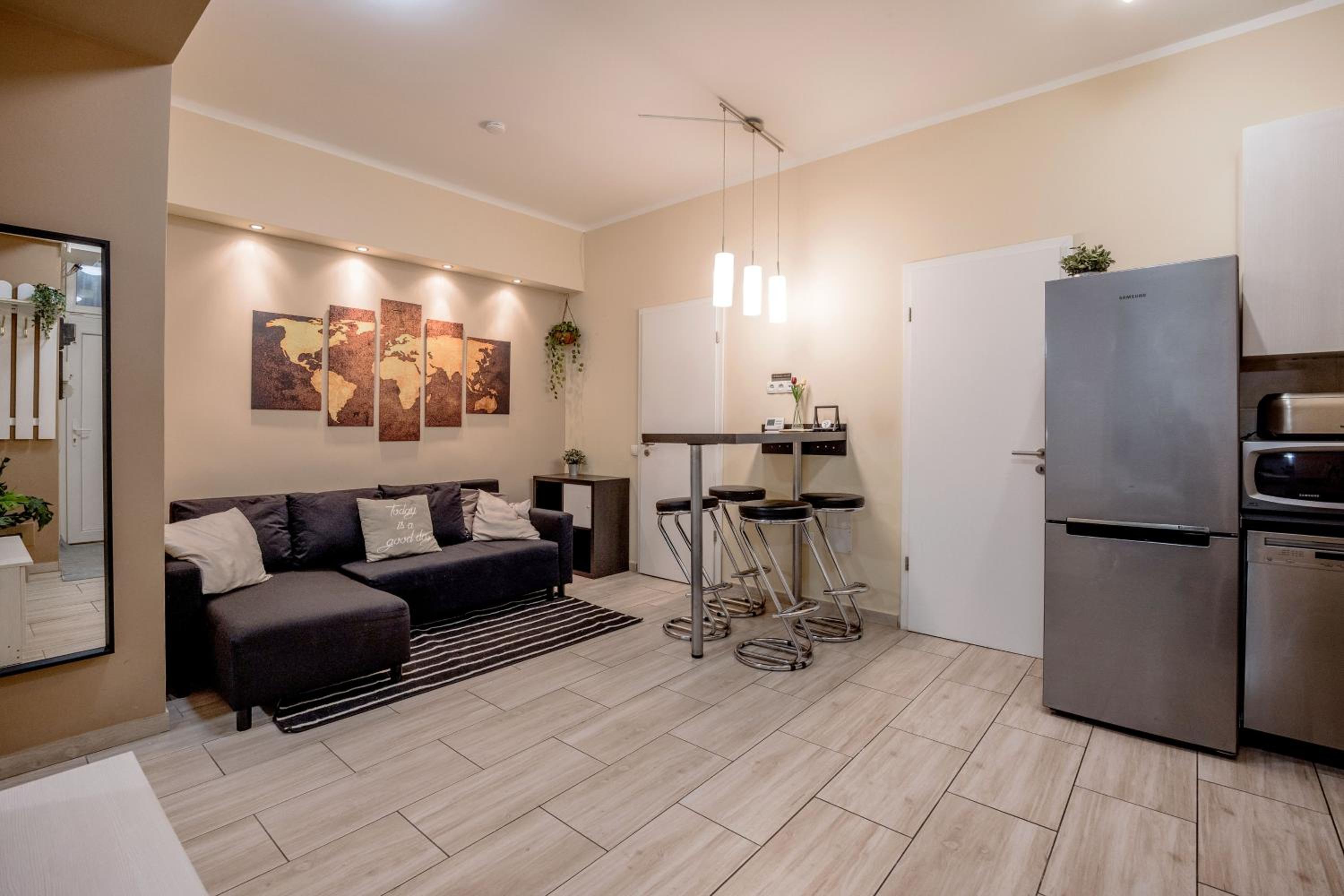 RoomBack Rooms - 2BR Apt with AC near Deak ter view 3