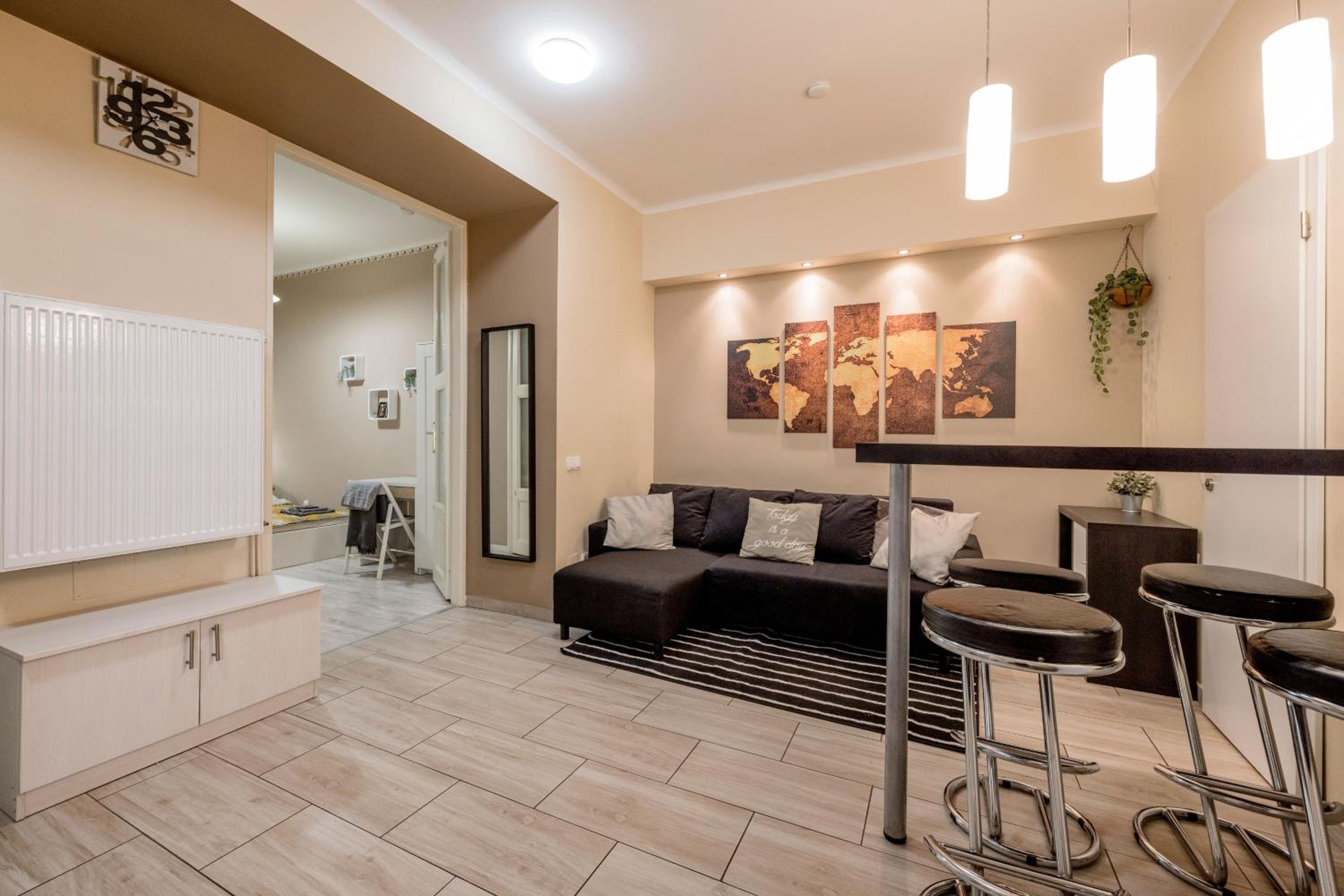 RoomBack Rooms - 2BR Apt with AC near Deak ter view 5