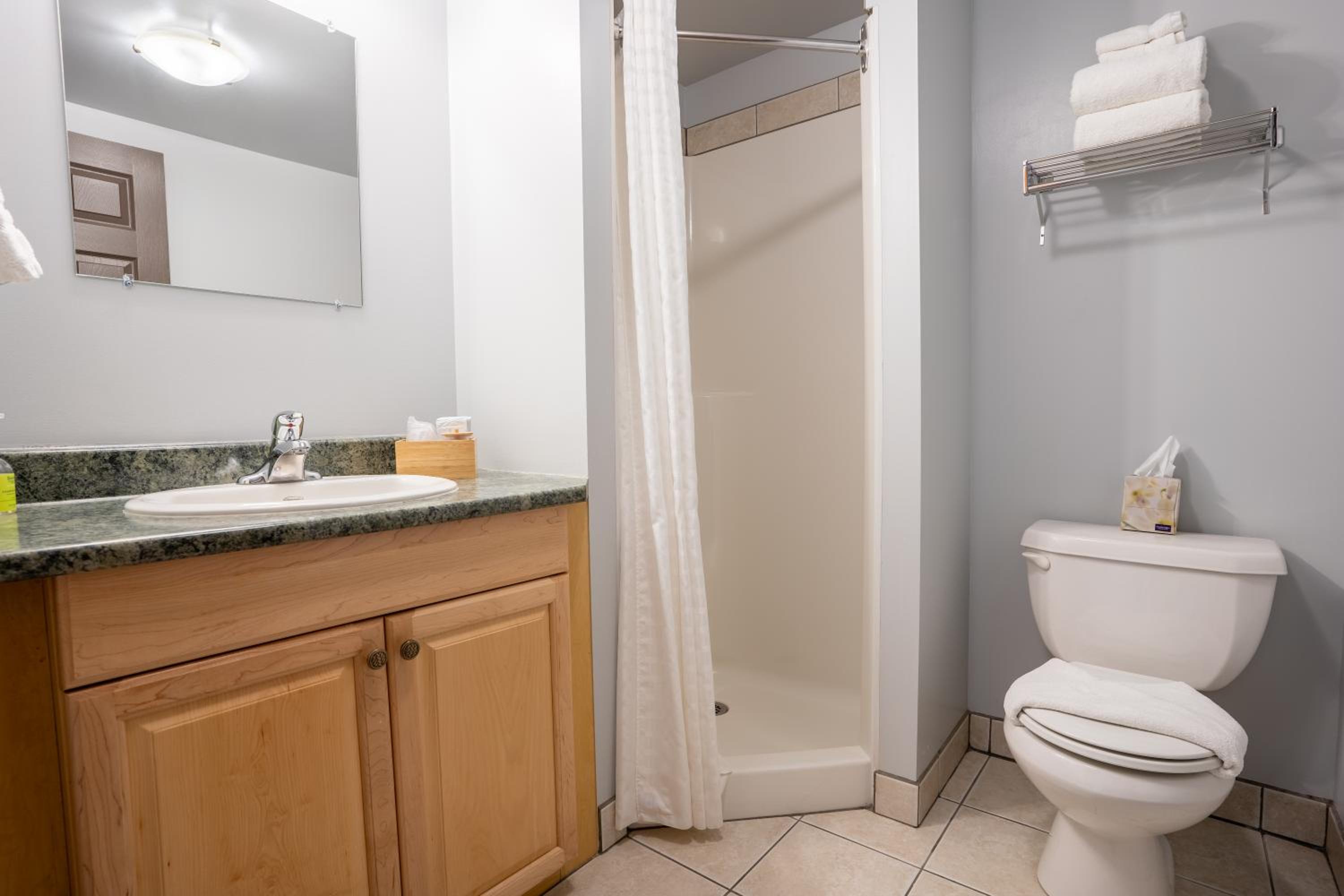 Golden Vacations - Basecamp Lodge Golden - Property Image 14