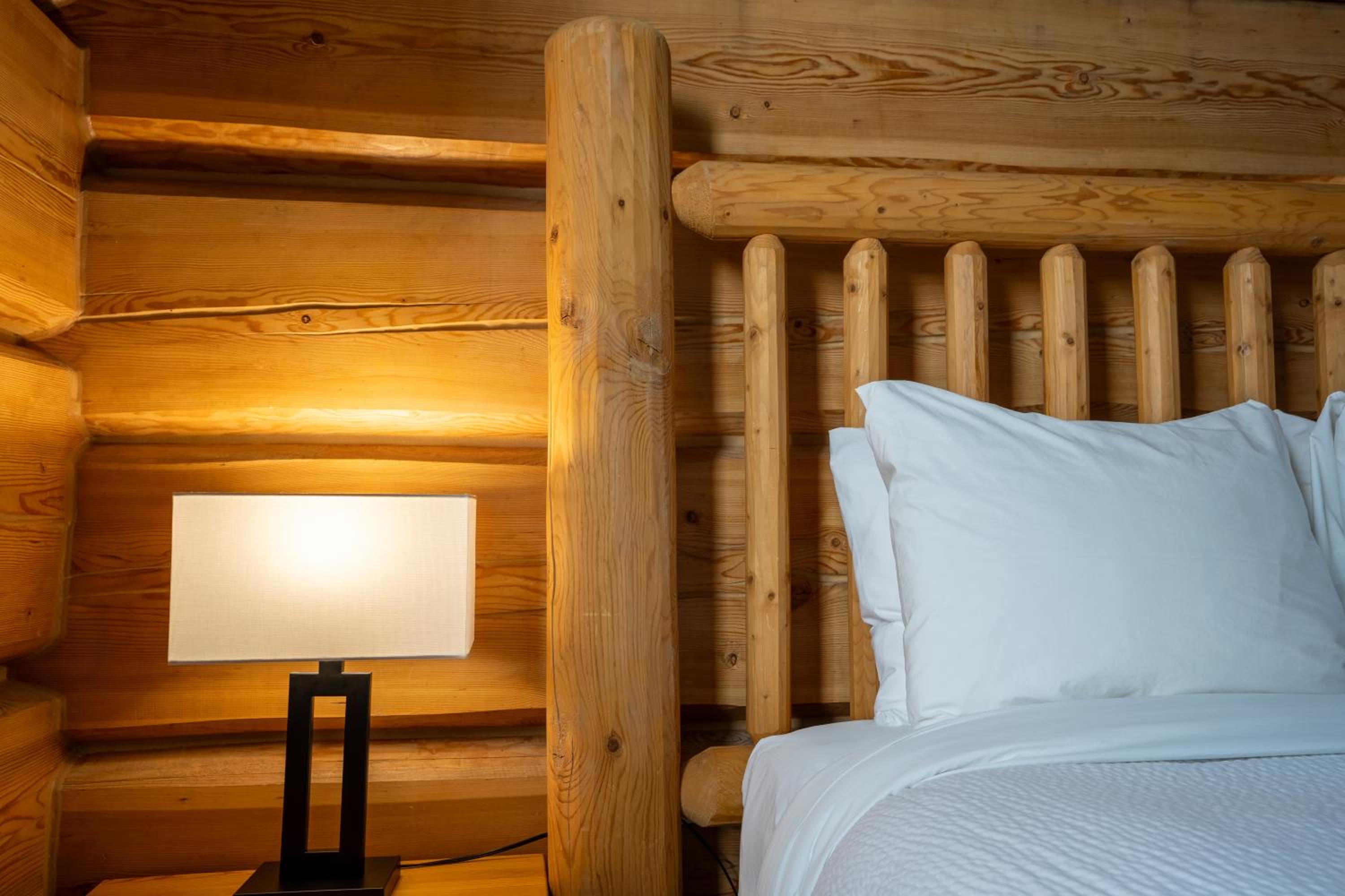 Golden Vacations - Basecamp Lodge Golden - Property Image 11