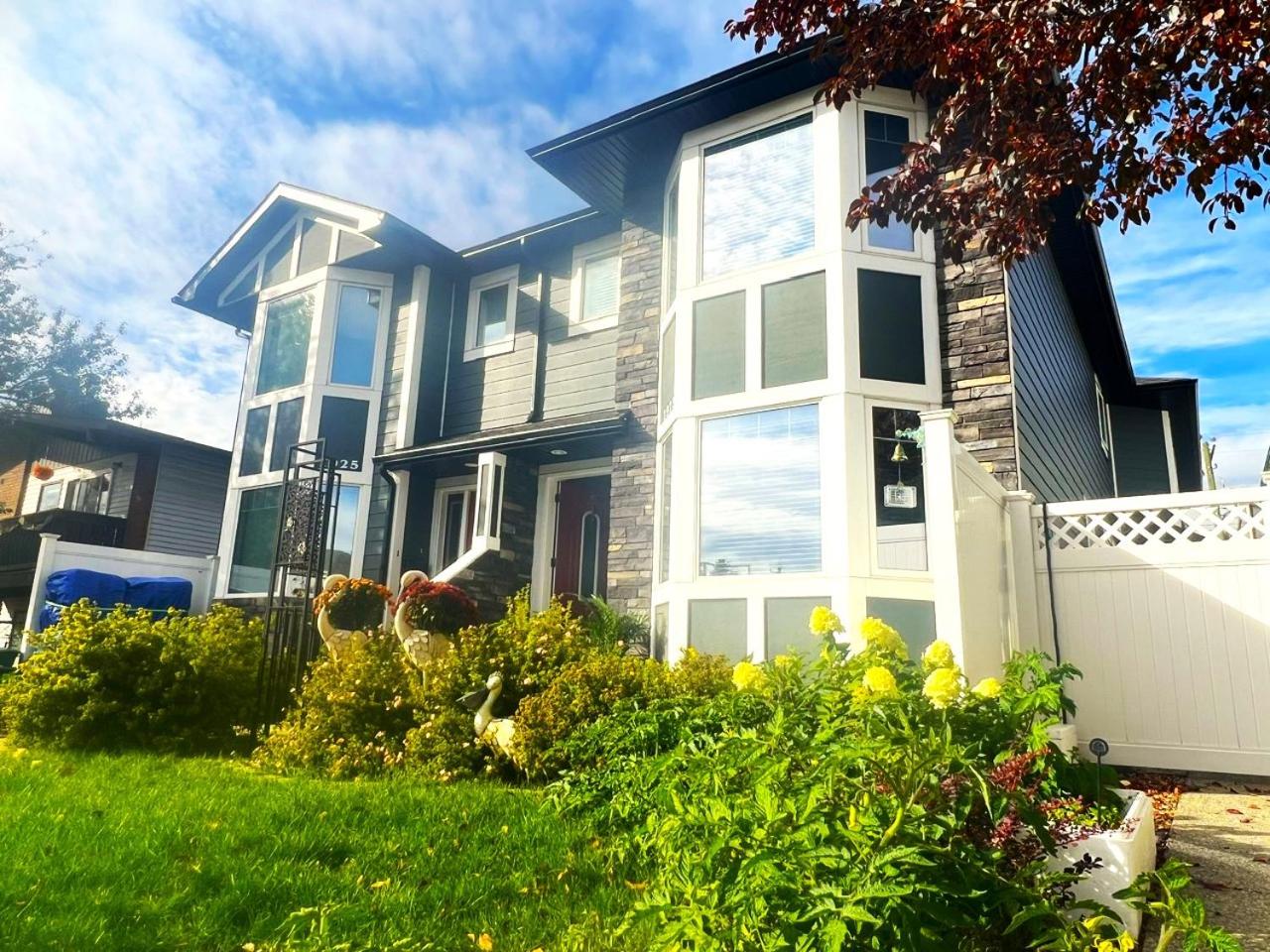 Lovely comfy home private bath in central Calgary