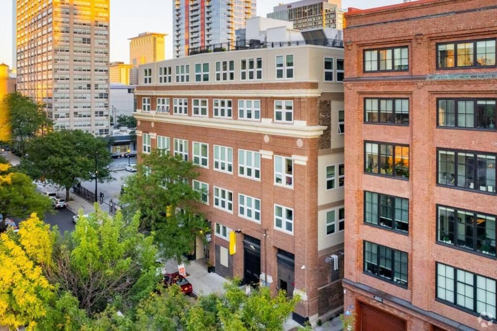 Bright 2BR Apt with Gym and Optional Parking Near Soldier Field, Museum Campus, McCormick Place view 4