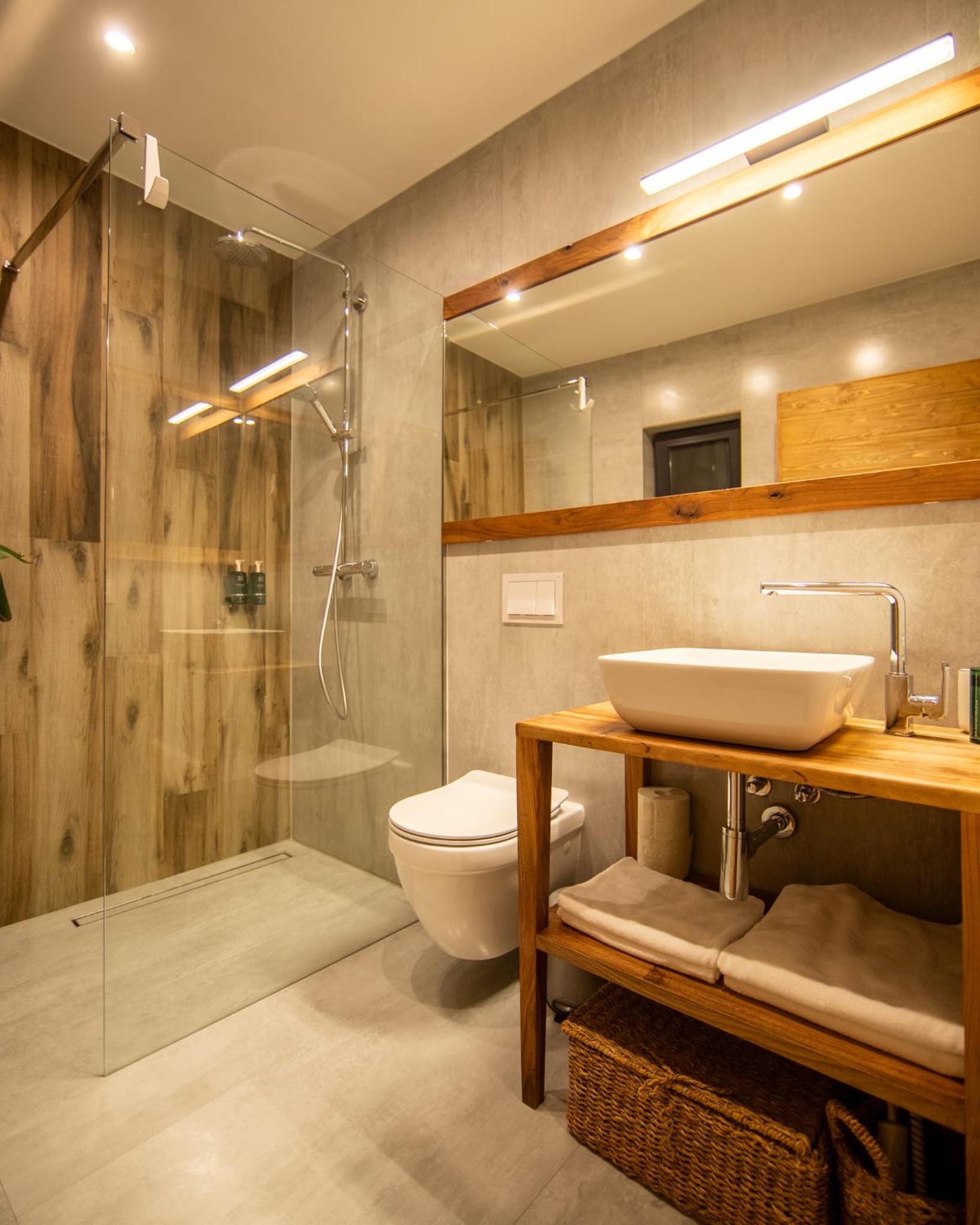 La Râu 663A - Riverside Mountain Chalet with Outdoor Jacuzzi view 2