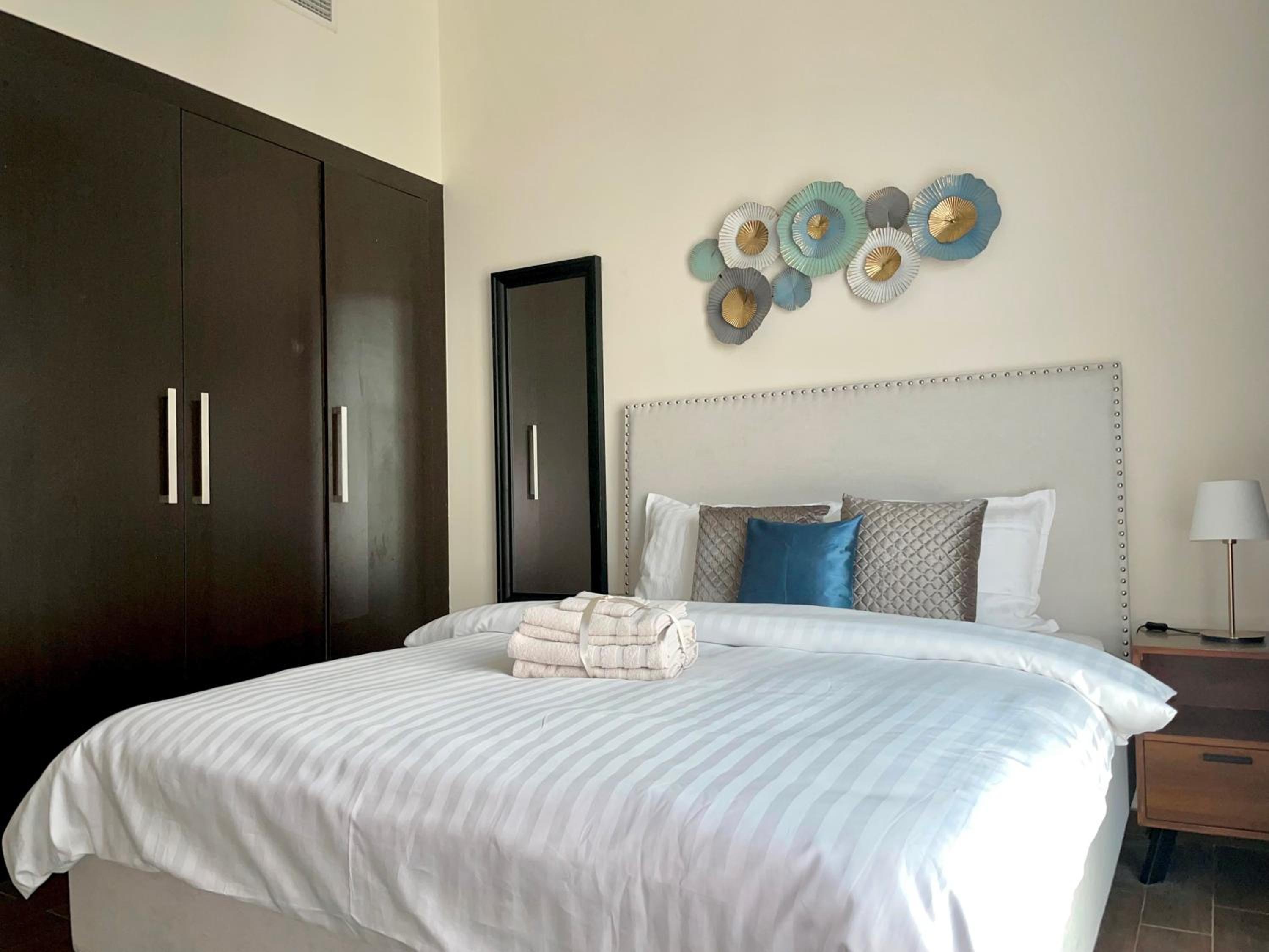 Elite LUX Holiday Homes - Two Bedroom Apartment Direct Metro Access in Al Furjan, Dubai
