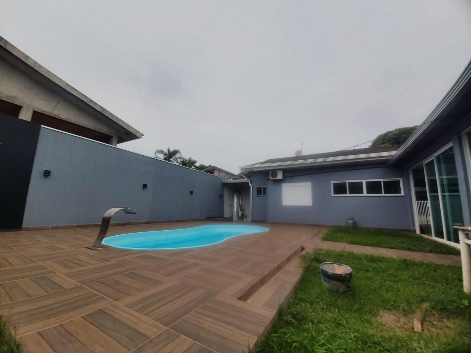 Casa com piscina no Portal