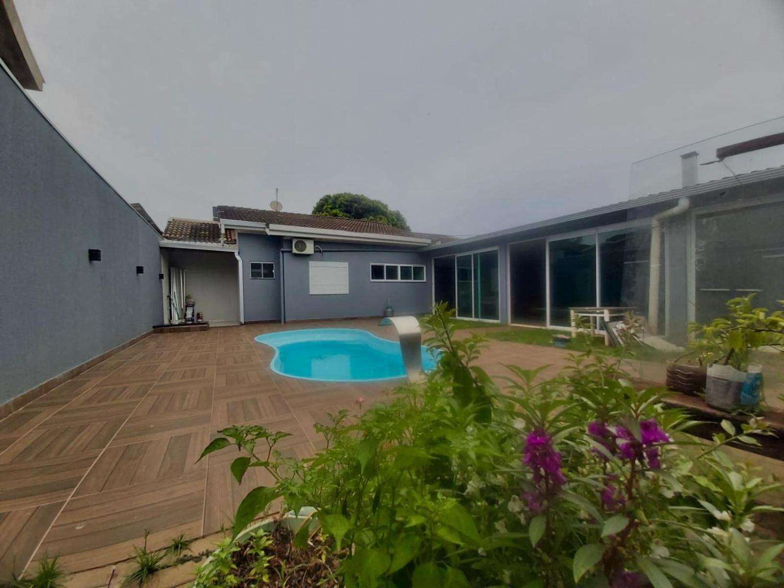Casa com piscina no Portal