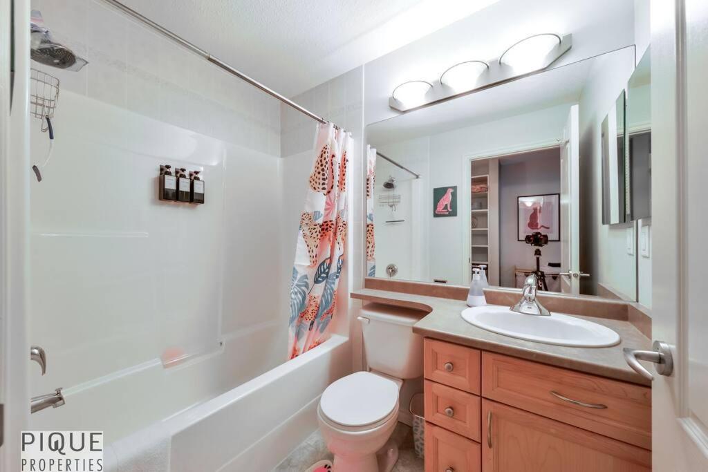 The Breakfast Club Suite - King Bed & AC - Patio - UG Park