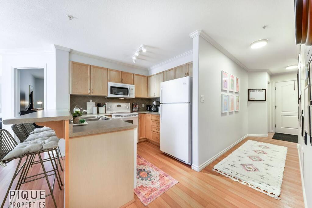 The Breakfast Club Suite - King Bed & AC - Patio - UG Park