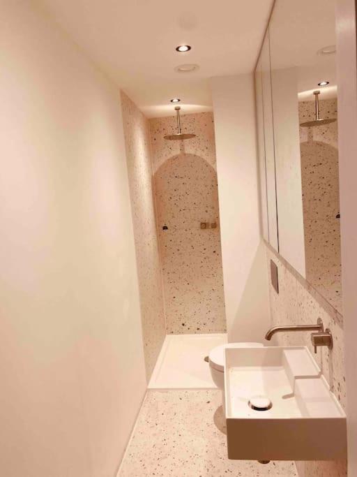 Spacious 3 Bed City Apartment with Terrace
