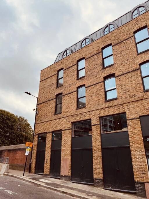 Spacious 3 Bed City Apartment with Terrace