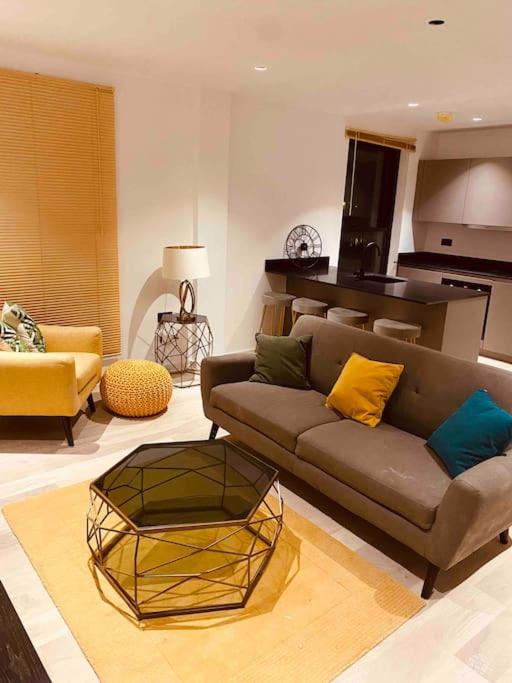 Spacious 3 Bed City Apartment with Terrace