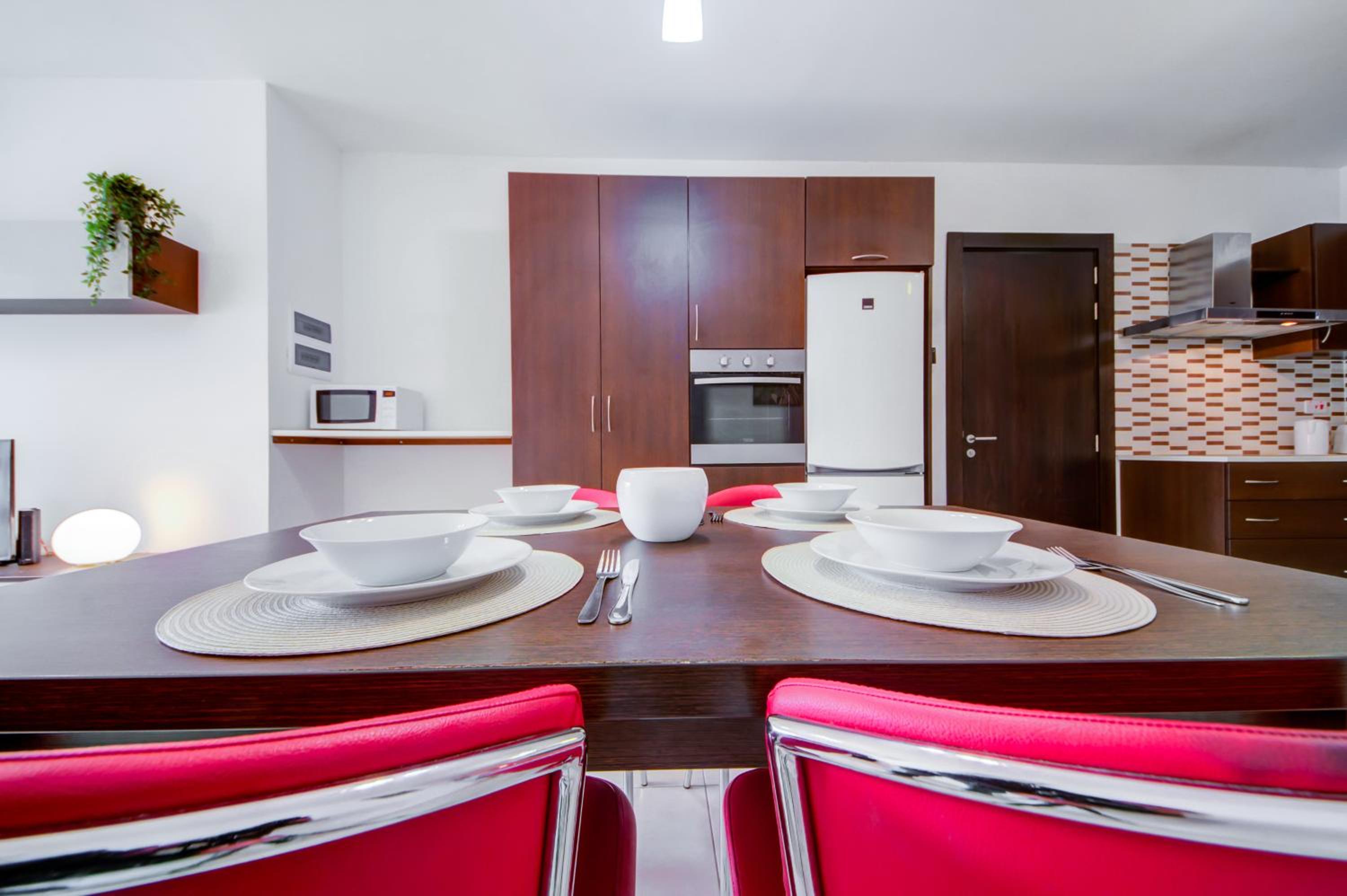 2 Bedroom Apartment with Balcony in Central St Julians, Paceville, Apt 8 by Vaganza photo 3