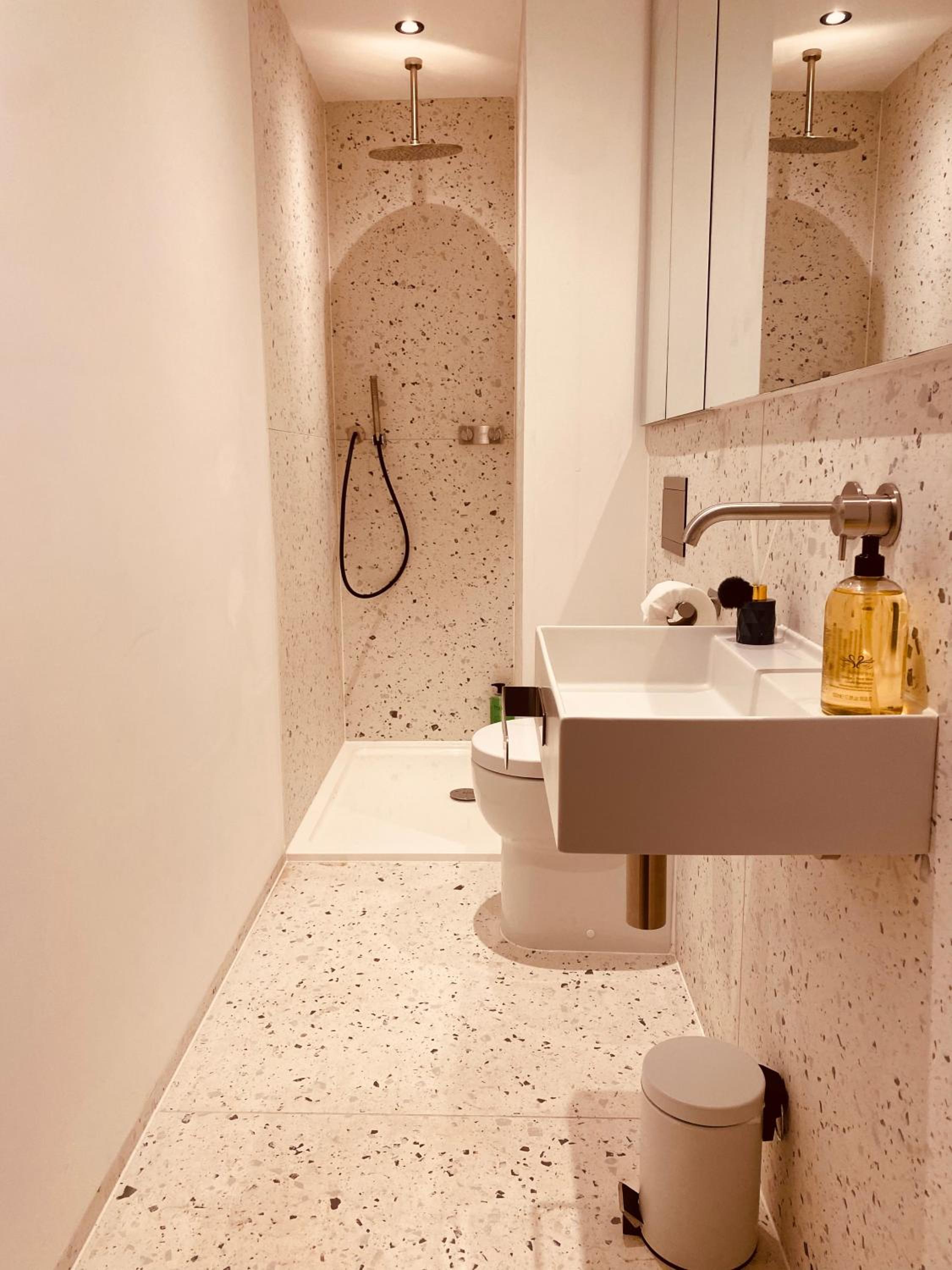 Spacious 3 Bed City Apartment with Terrace