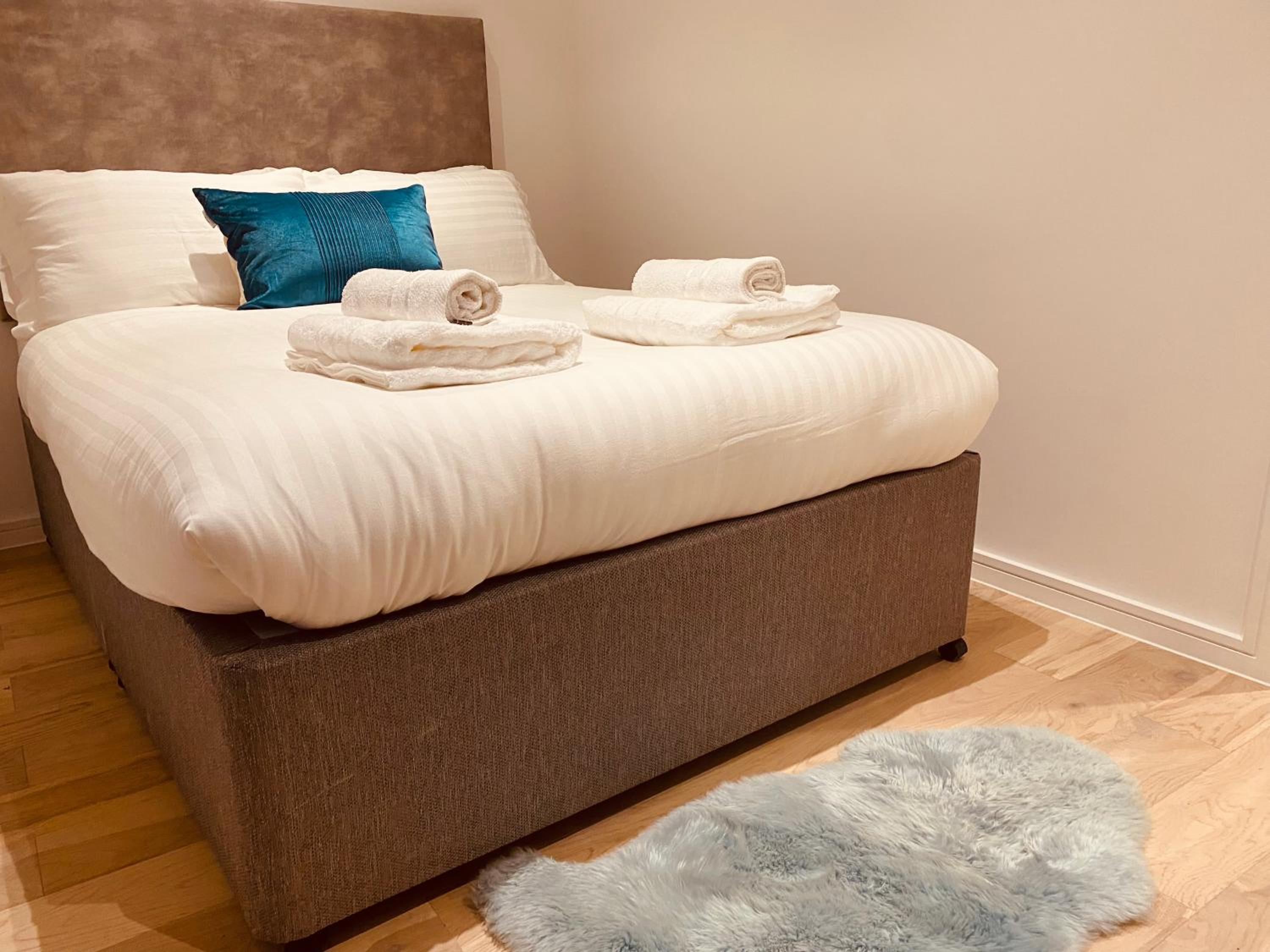 Spacious 3 Bed City Apartment with Terrace