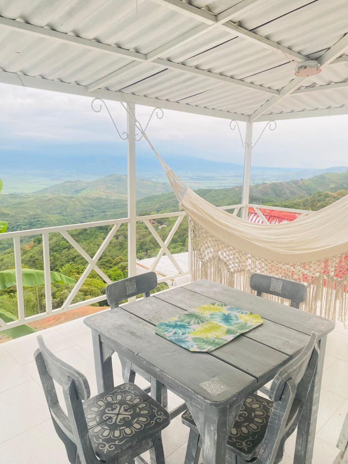 Hermosa cabaña privada cerca a Tulua con jacuzzi
