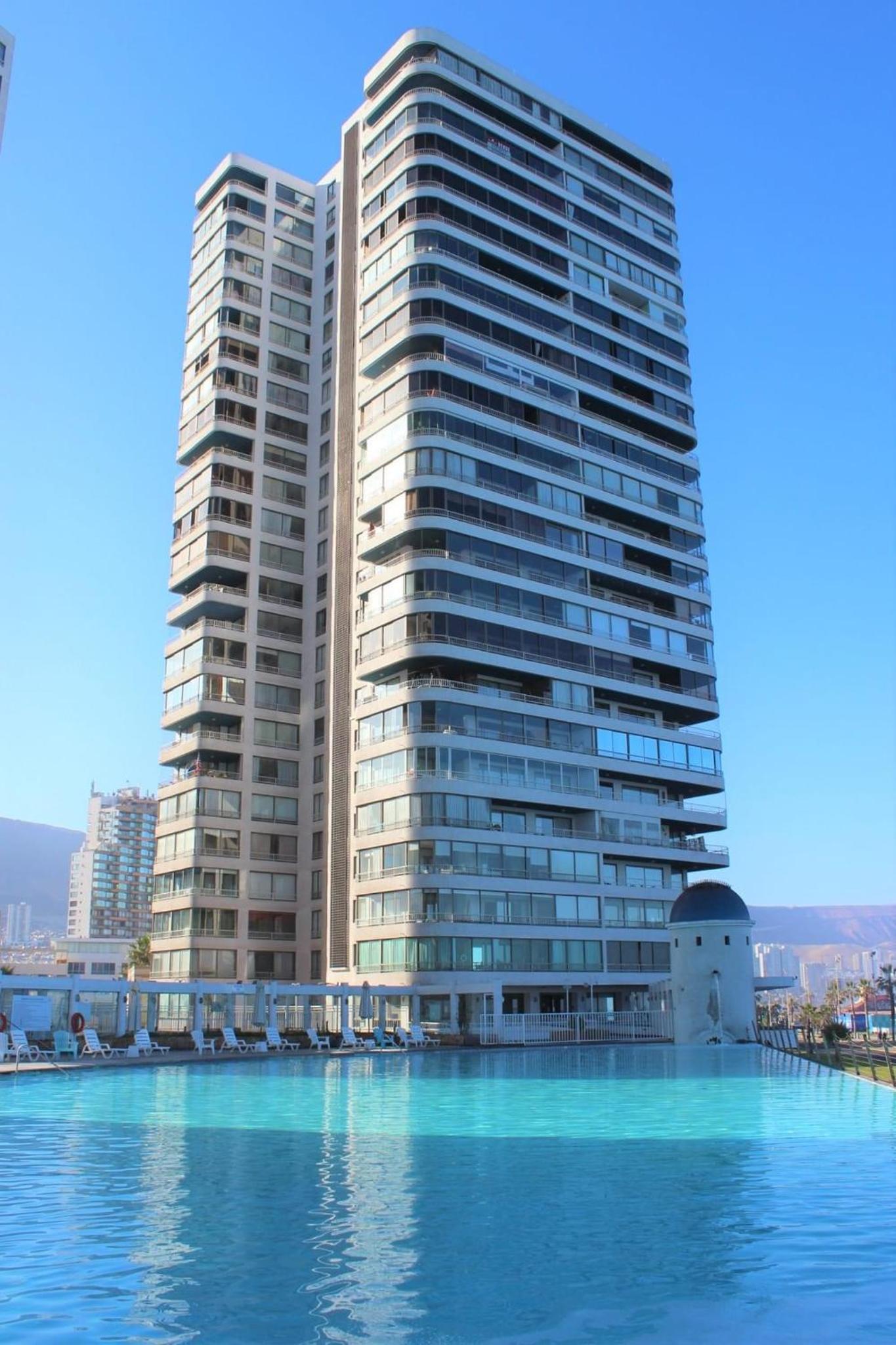 Frente a la Playa, amplio departamento para 10 personas, con 4 dormitorios y 4 baños