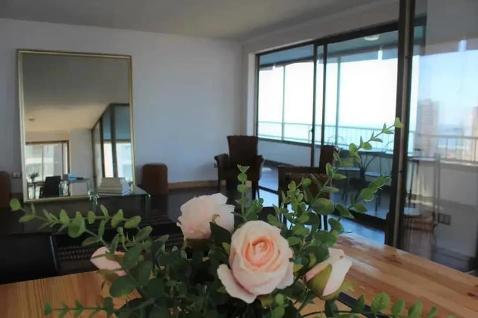 Frente a la Playa, amplio departamento para 10 personas, con 4 dormitorios y 4 baños