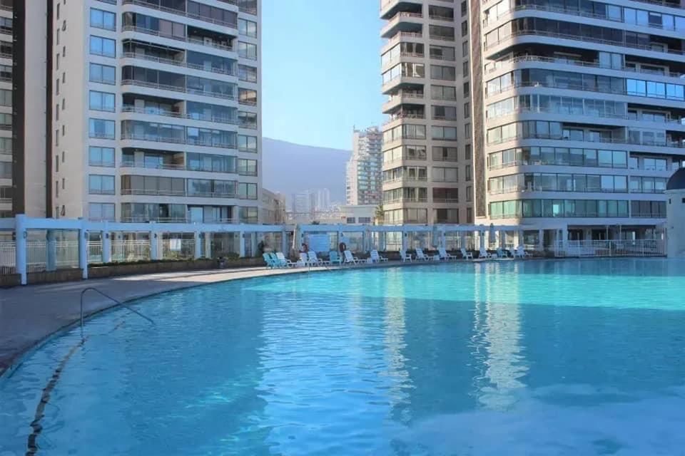 Frente a la Playa, amplio departamento para 10 personas, con 4 dormitorios y 4 baños