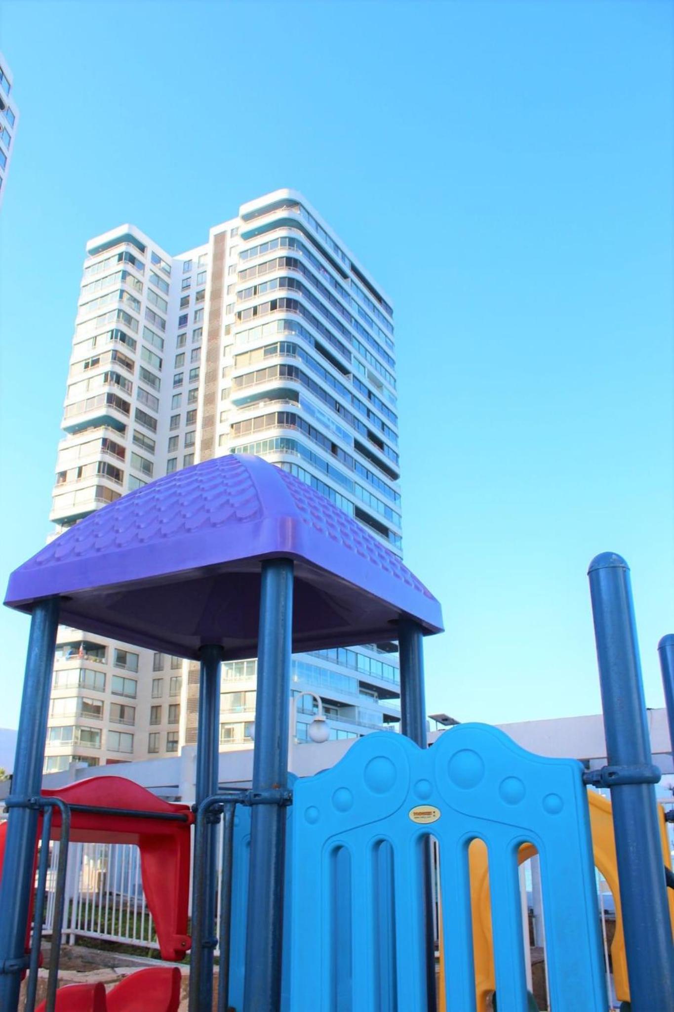 Frente a la Playa, amplio departamento para 10 personas, con 4 dormitorios y 4 baños