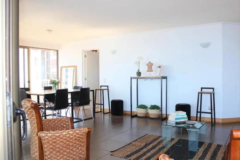 Frente a la Playa, amplio departamento para 10 personas, con 4 dormitorios y 4 baños