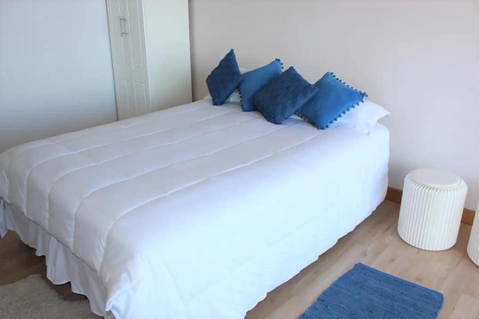 Frente a la Playa, amplio departamento para 10 personas, con 4 dormitorios y 4 baños