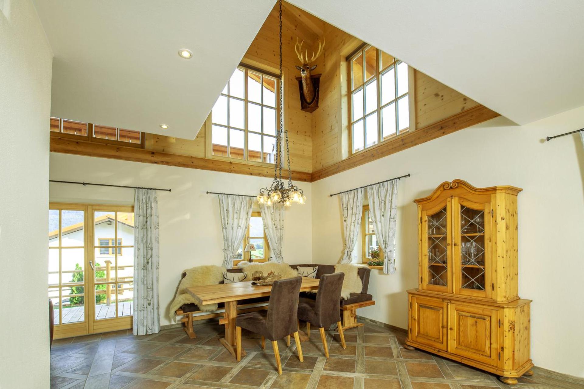 Chalet unter weissblauem Himmel