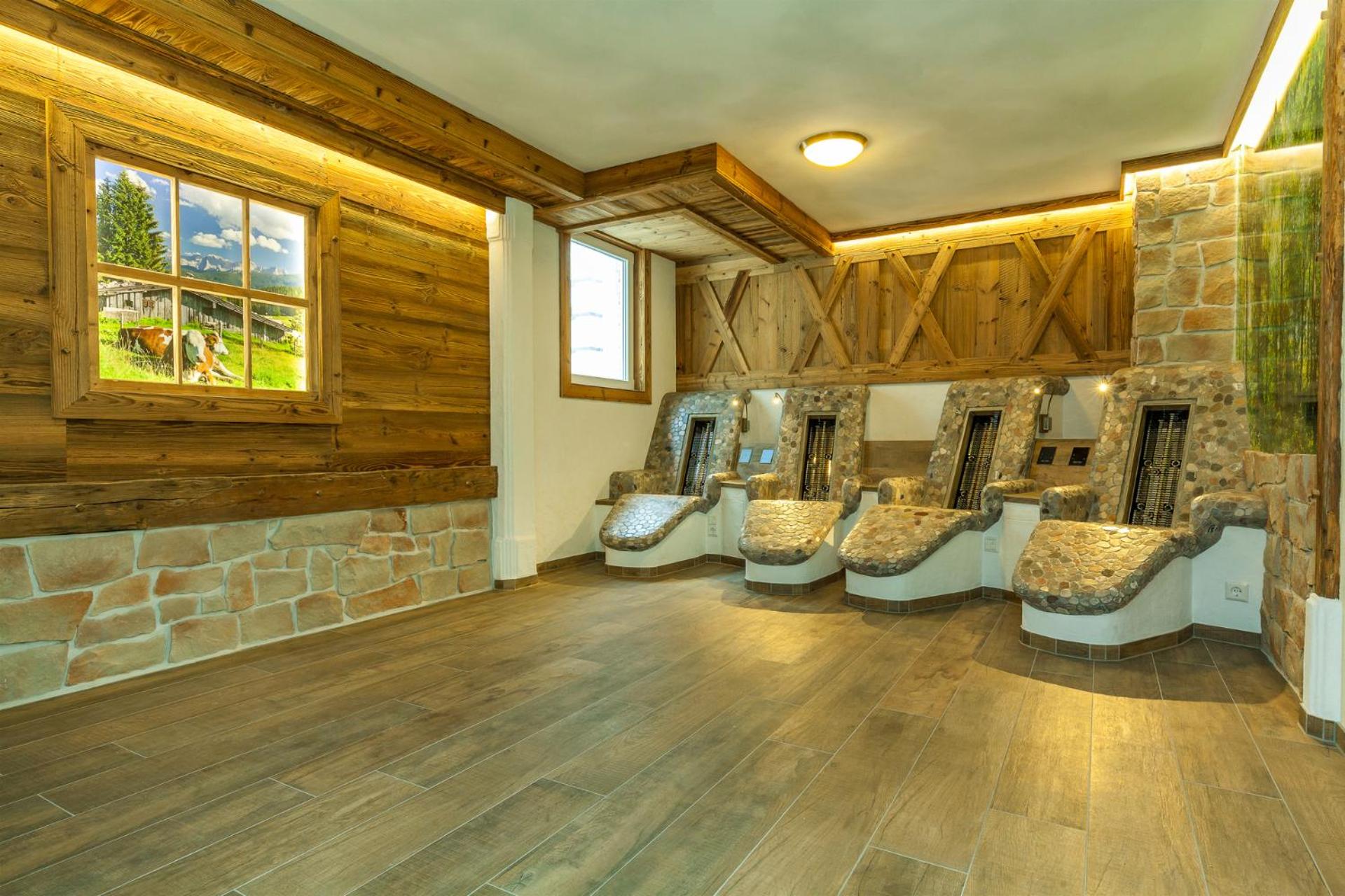Chalet unter weissblauem Himmel