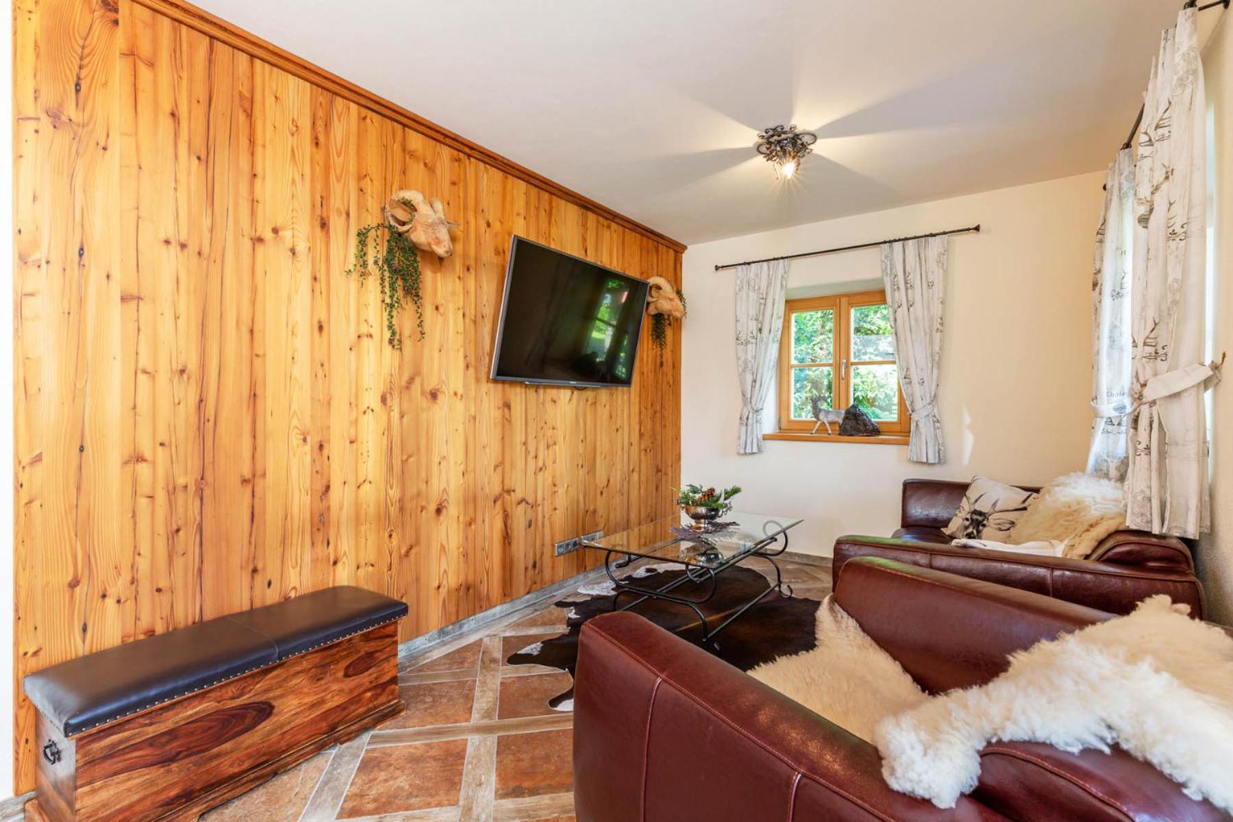 Chalet unter weissblauem Himmel