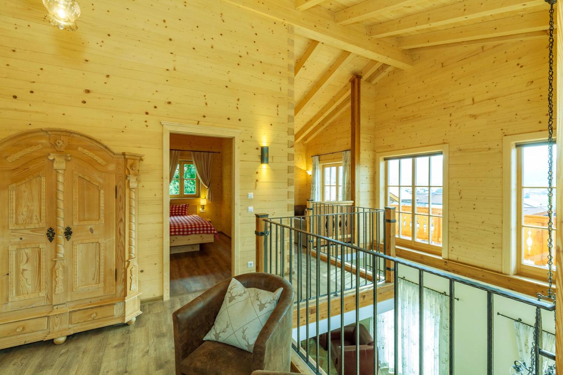 Chalet unter weissblauem Himmel