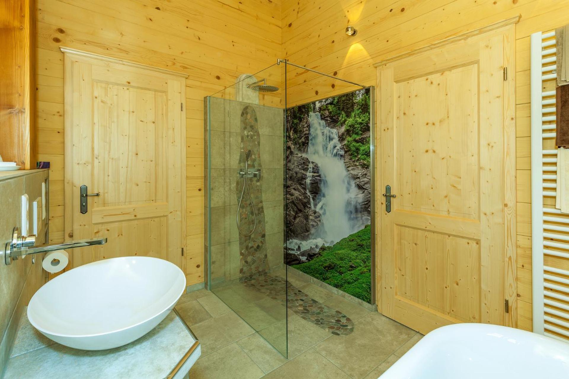 Chalet unter weissblauem Himmel