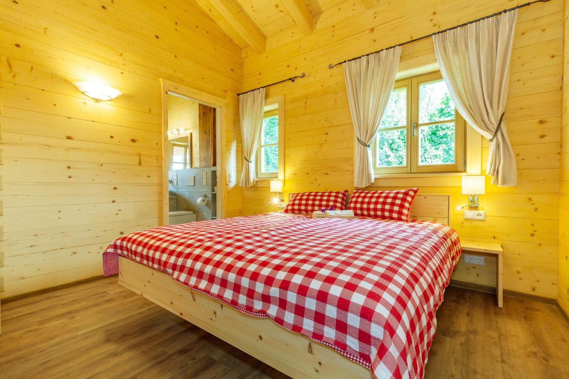 Chalet unter weissblauem Himmel