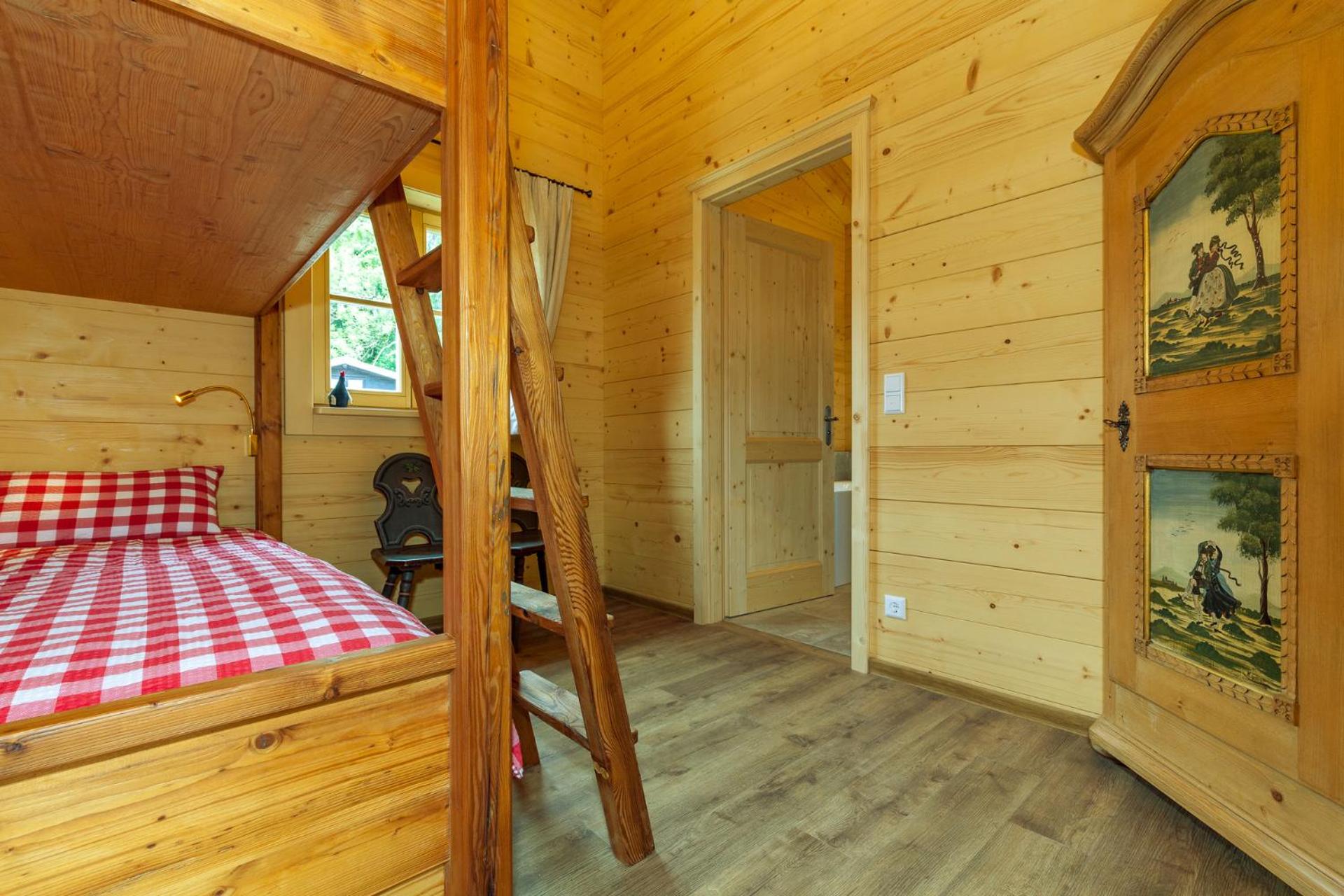 Chalet unter weissblauem Himmel