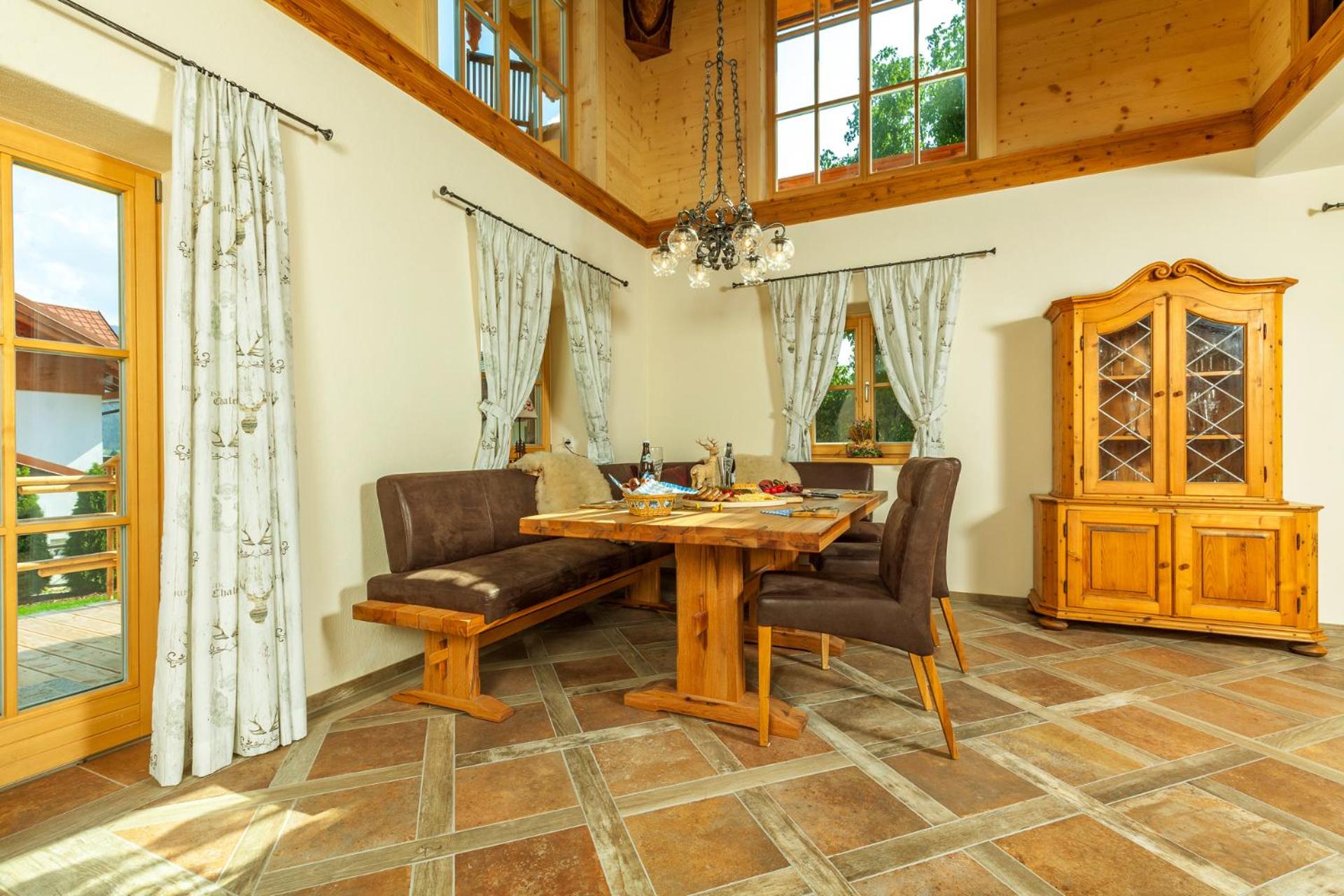 Chalet unter weissblauem Himmel